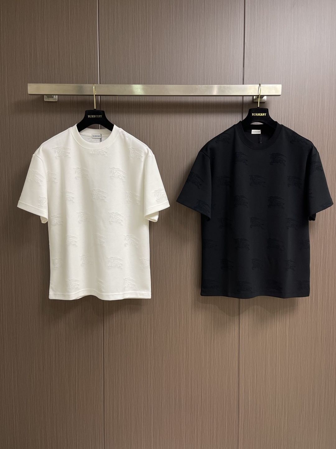 Burberry 2026ss新款战马提花短袖T恤，定织活性双纱纯棉面料！采用32s双纱面料，230g；