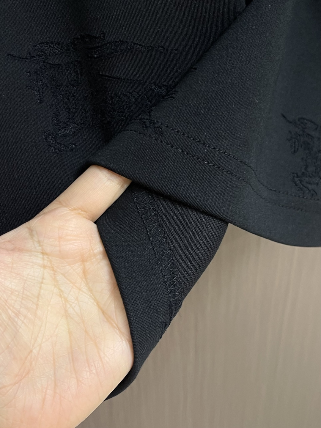 Burberry 2026ss新款战马提花短袖T恤，定织活性双纱纯棉面料！采用32s双纱面料，230g；