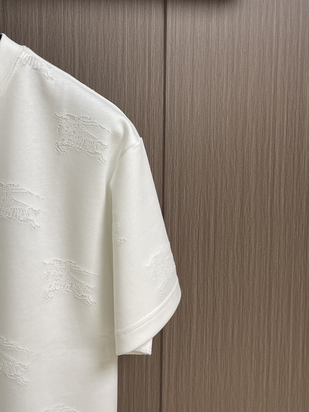 Burberry 2026ss新款战马提花短袖T恤，定织活性双纱纯棉面料！采用32s双纱面料，230g；