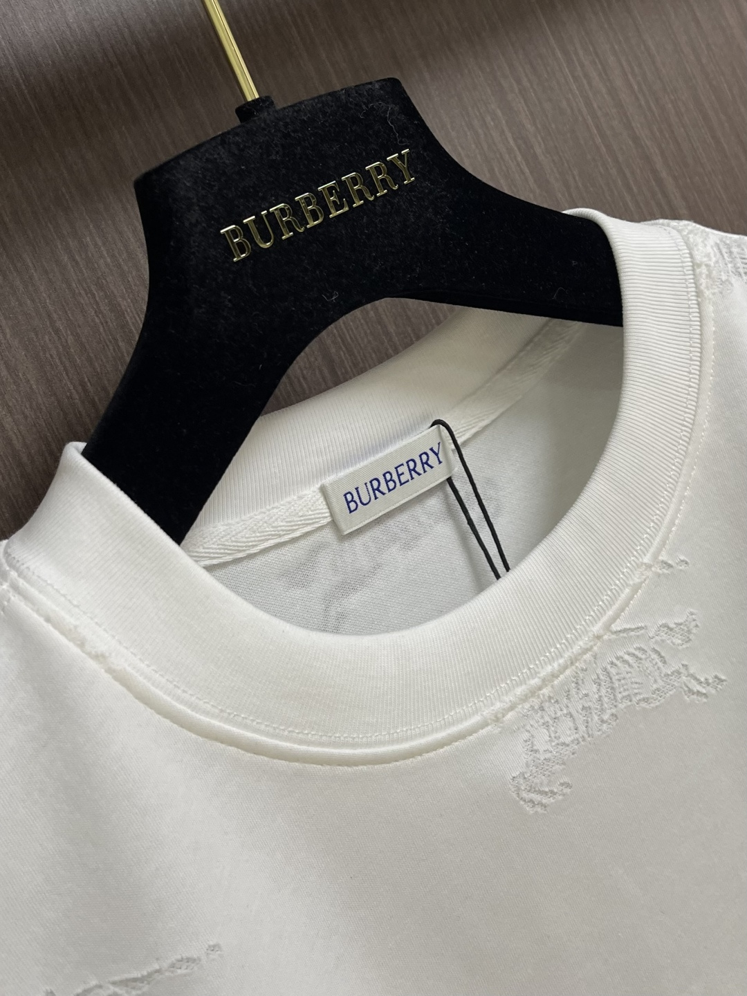 Burberry 2026ss新款战马提花短袖T恤，定织活性双纱纯棉面料！采用32s双纱面料，230g；
