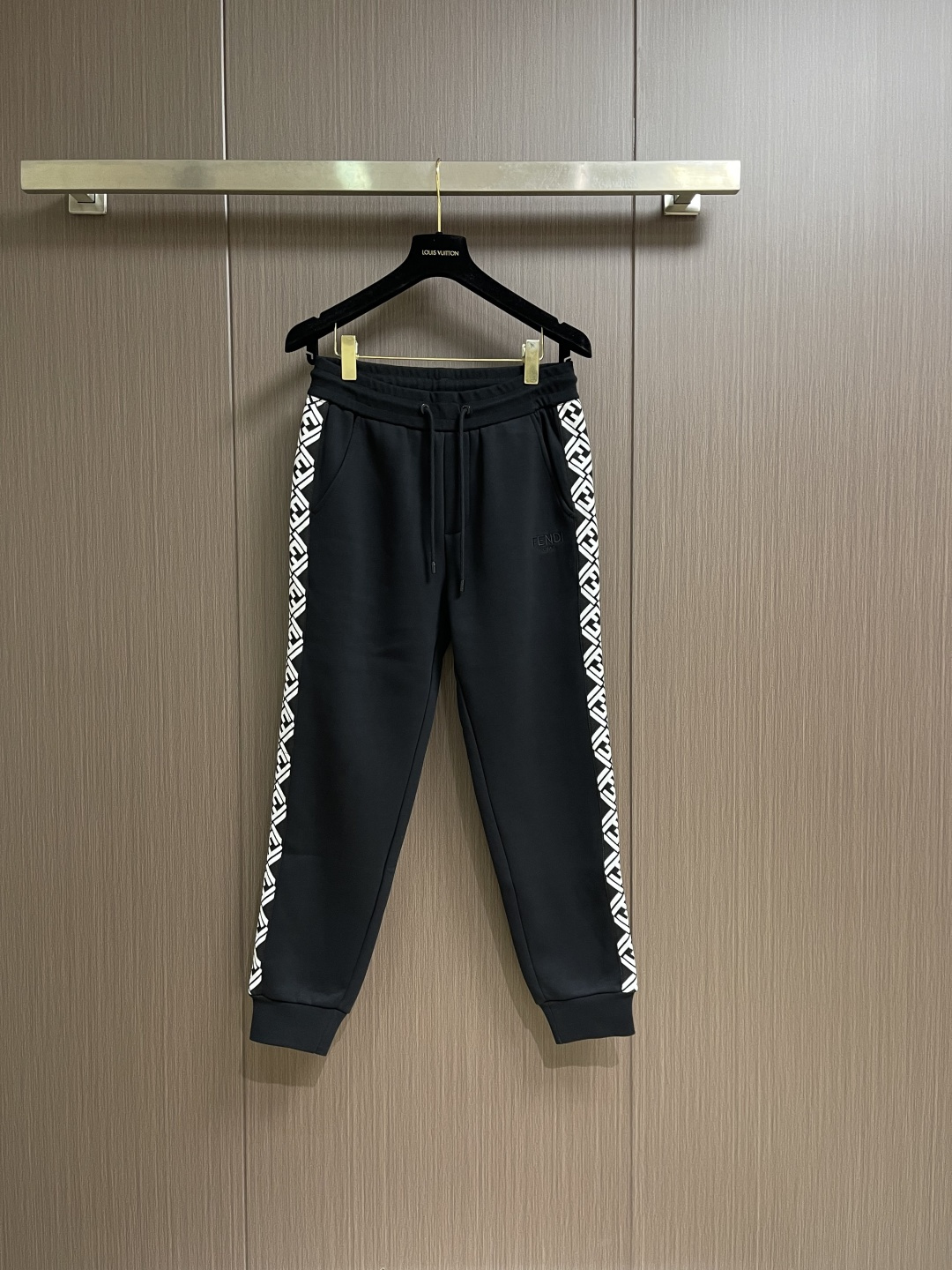 FENDI 2026ss 早春新款侧边双F织带卫裤，客供高支柔软牛肚卫衣面料，透气舒适，柔软贴肤呵护，长