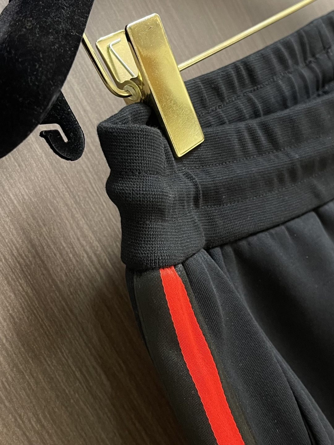 Gucci 男士新款侧边撞色织带加绒休闲卫裤。两侧拼接撞色设计，很有时代气息 立体修身裁剪版型，休闲外出