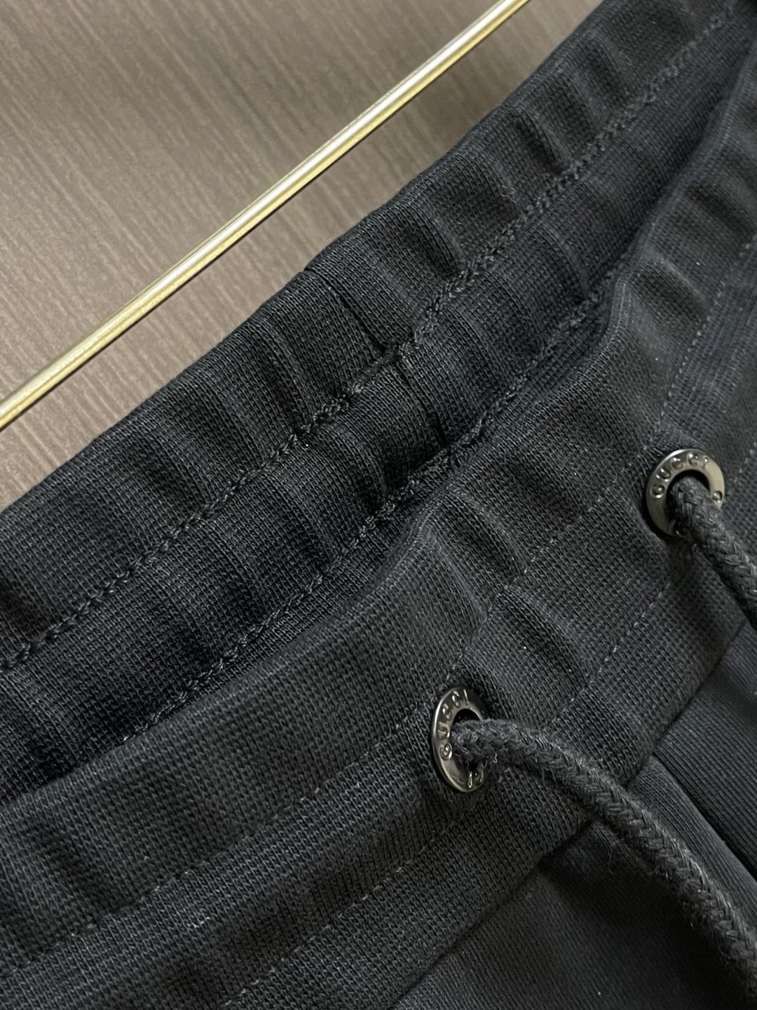 Gucci 男士新款侧边撞色织带加绒休闲卫裤。两侧拼接撞色设计，很有时代气息 立体修身裁剪版型，休闲外出