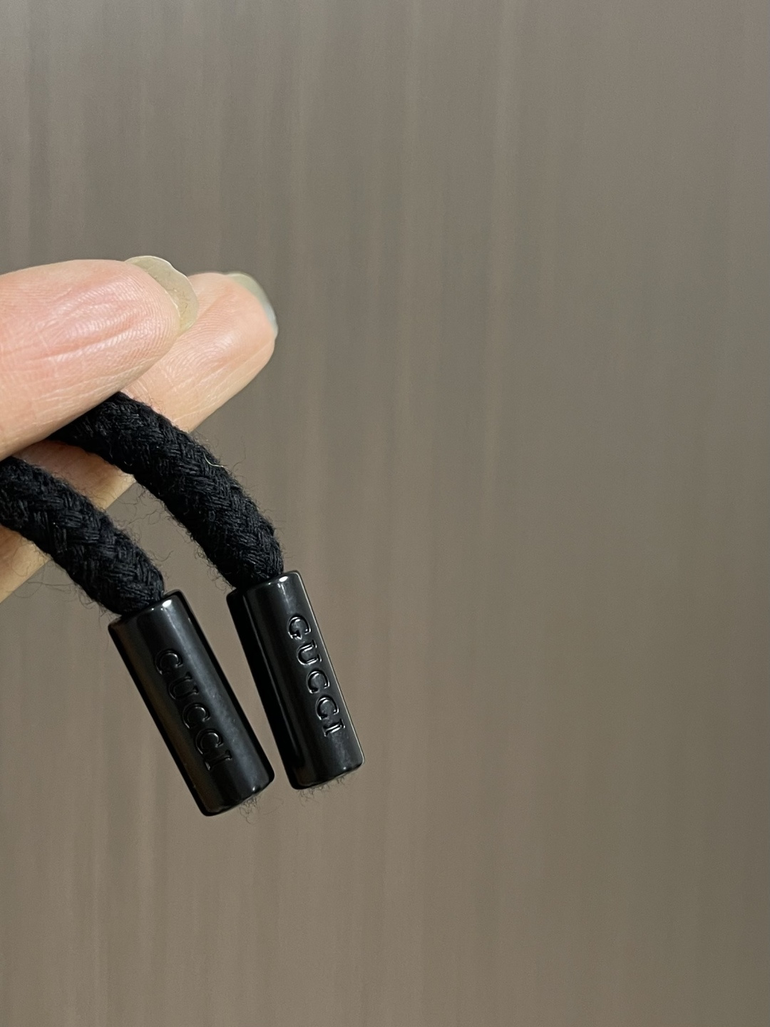 Gucci 男士新款侧边撞色织带加绒休闲卫裤。两侧拼接撞色设计，很有时代气息 立体修身裁剪版型，休闲外出