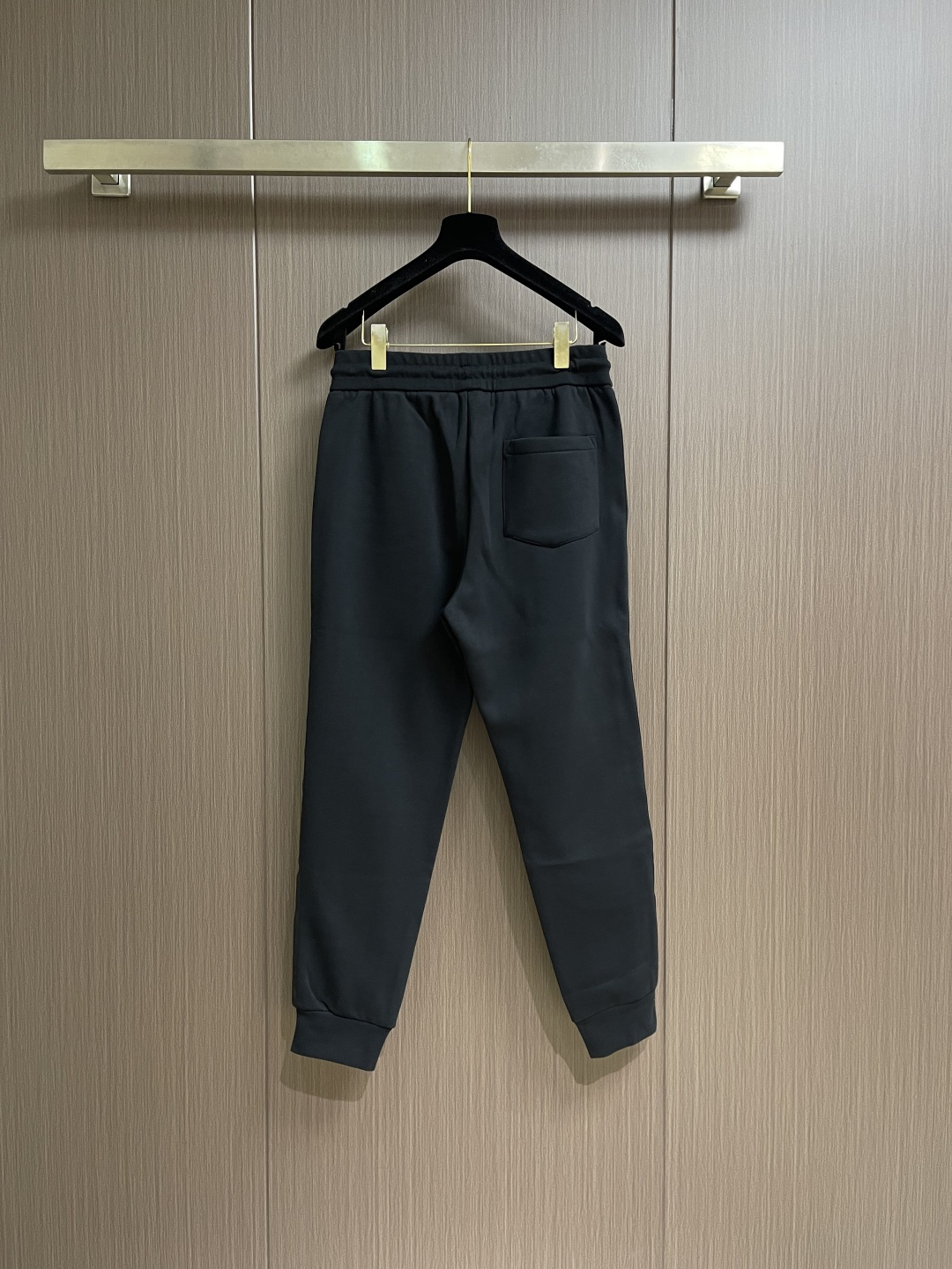 Gucci 男士新款侧边撞色织带加绒休闲卫裤。两侧拼接撞色设计，很有时代气息 立体修身裁剪版型，休闲外出