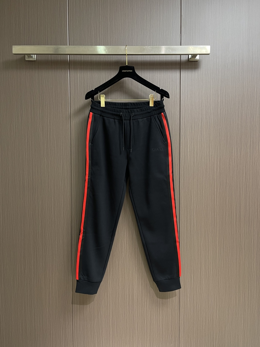 Gucci 男士新款侧边撞色织带加绒休闲卫裤。两侧拼接撞色设计，很有时代气息 立体修身裁剪版型，休闲外出