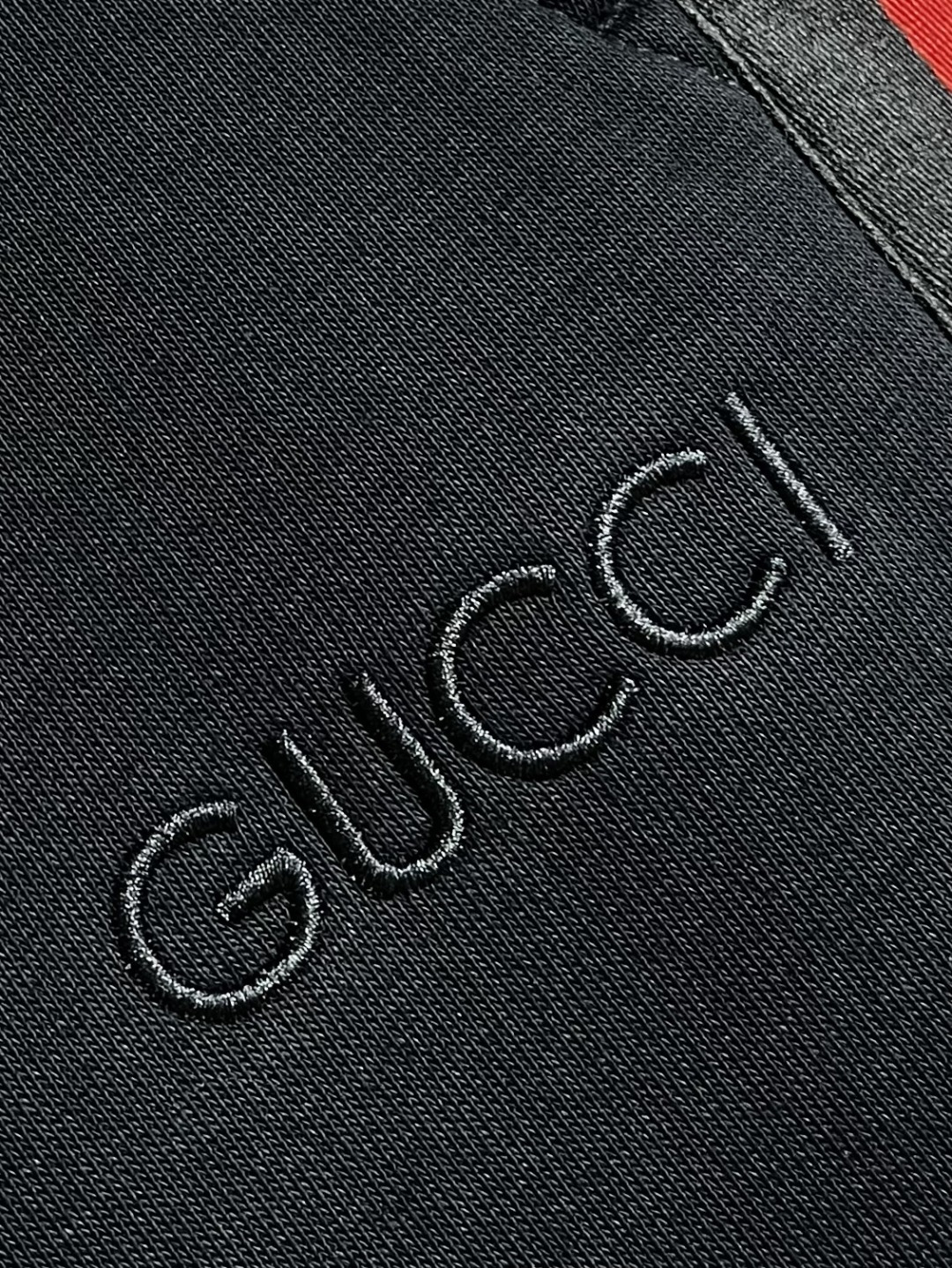 Gucci 男士新款侧边撞色织带加绒休闲卫裤。两侧拼接撞色设计，很有时代气息 立体修身裁剪版型，休闲外出