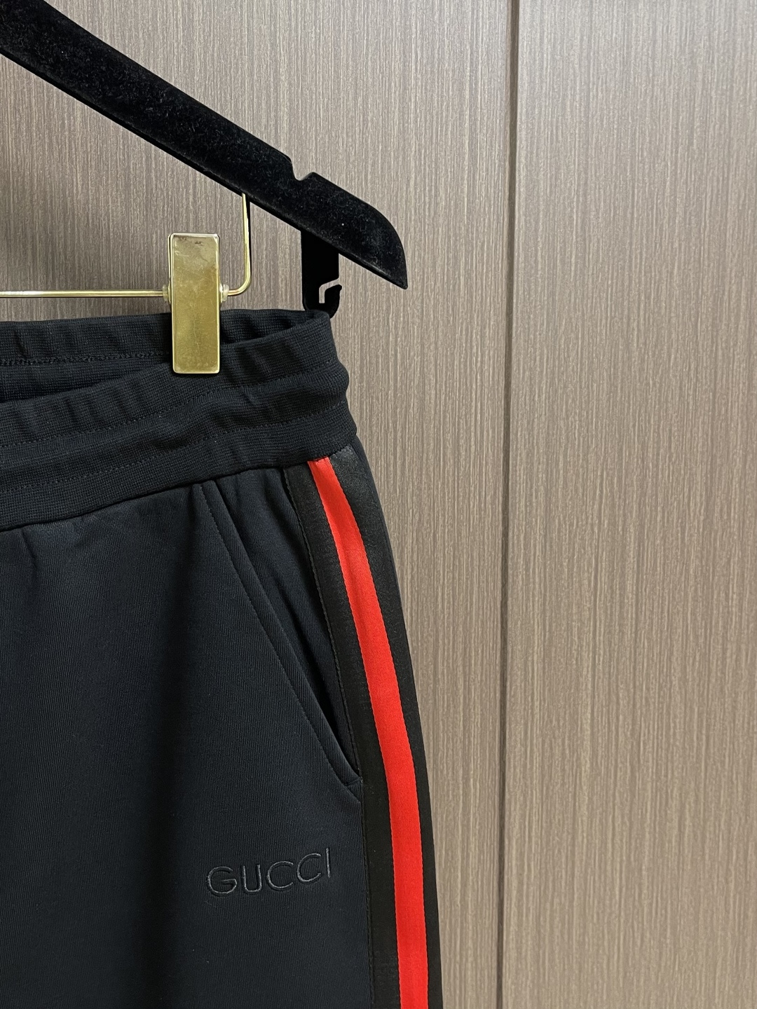 Gucci 男士新款侧边撞色织带加绒休闲卫裤。两侧拼接撞色设计，很有时代气息 立体修身裁剪版型，休闲外出