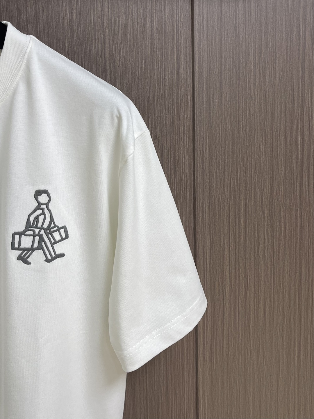 PRADA 2026ss新款前后刺绣logo短袖T恤，采用原板独家定制260克32支双纱纯棉面料质感非常