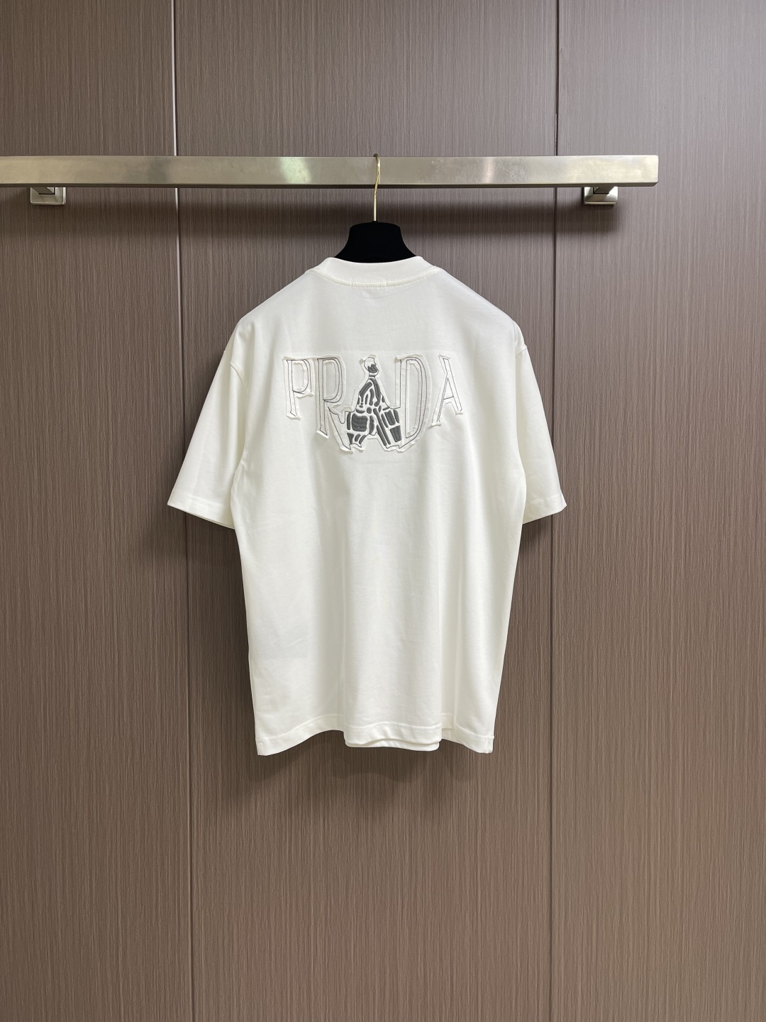 PRADA 2026ss新款前后刺绣logo短袖T恤，采用原板独家定制260克32支双纱纯棉面料质感非常