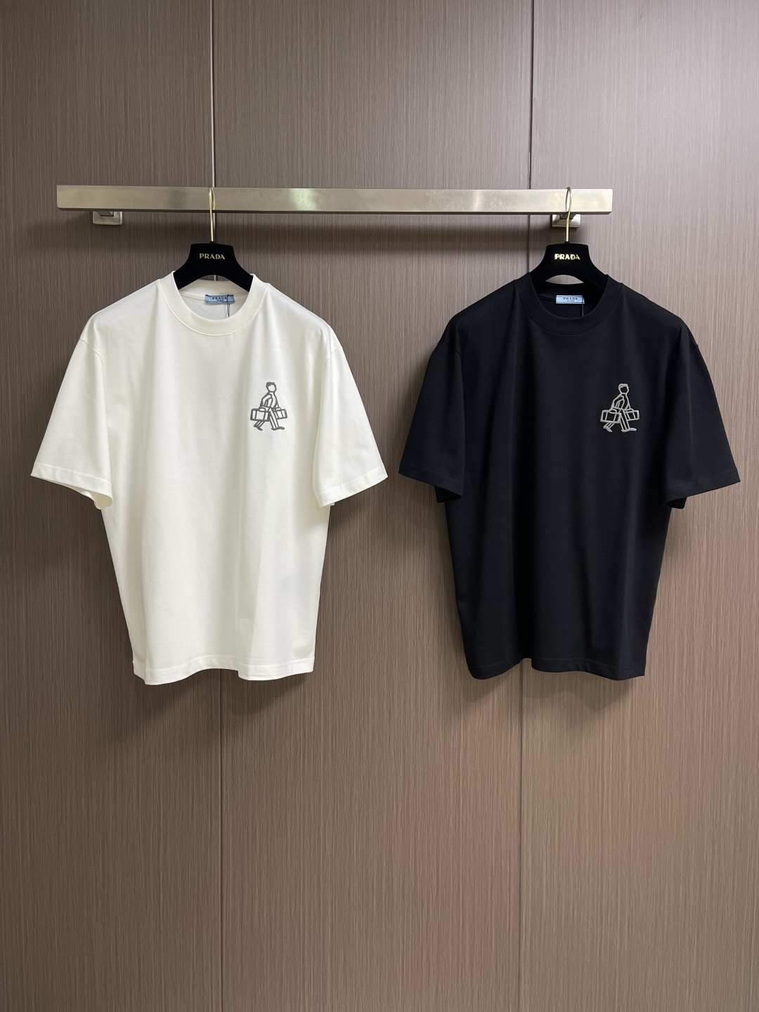 PRADA 2026ss新款前后刺绣logo短袖T恤，采用原板独家定制260克32支双纱纯棉面料质感非常