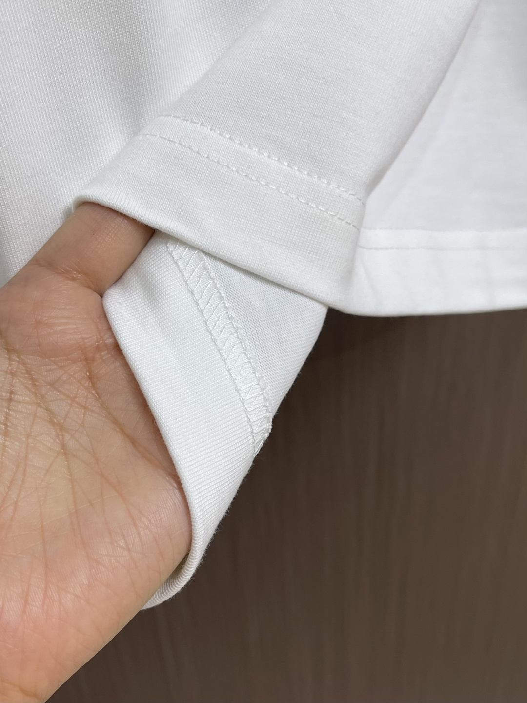 PRADA 2026ss新款前后刺绣logo短袖T恤，采用原板独家定制260克32支双纱纯棉面料质感非常