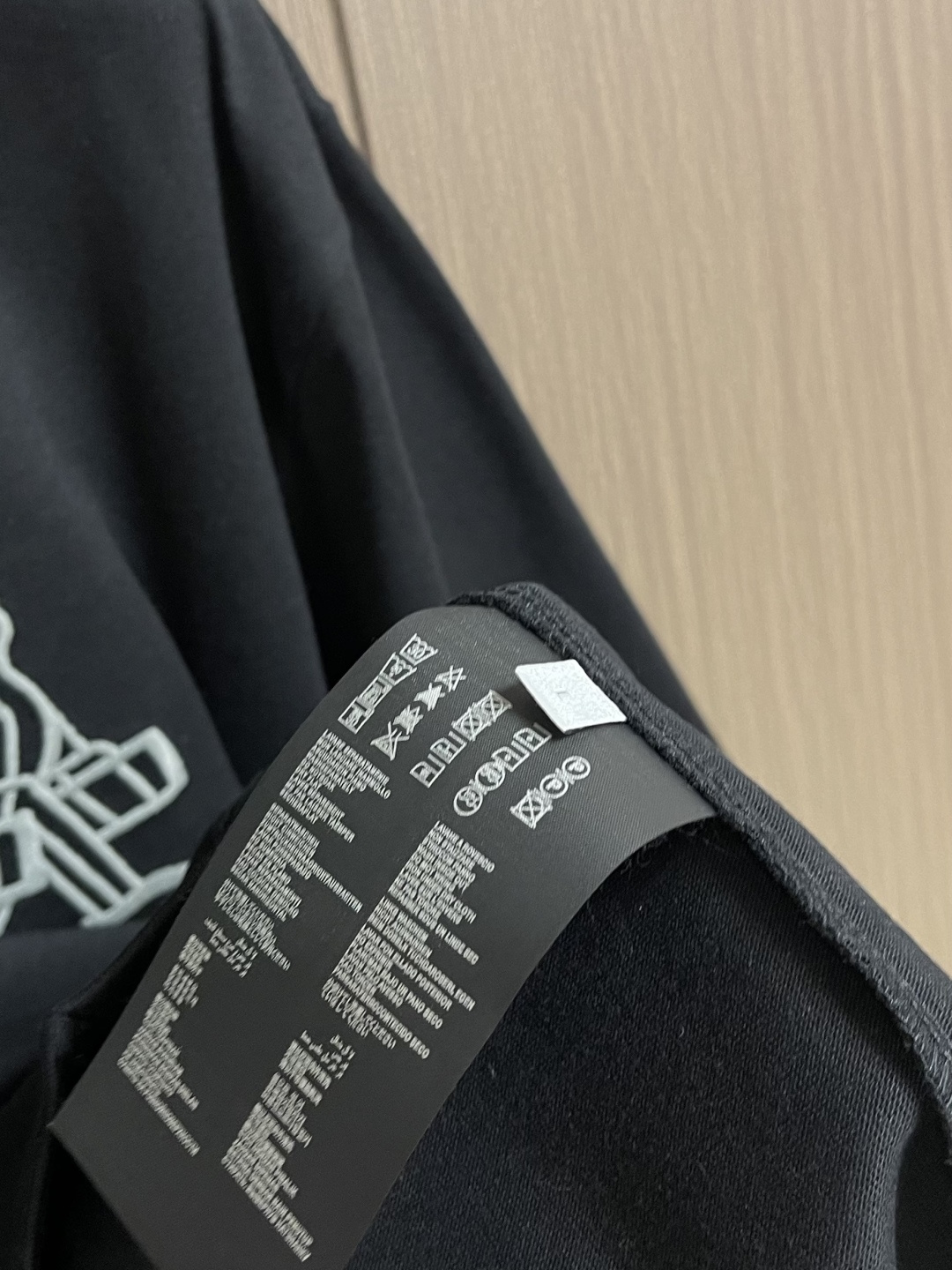 PRADA 2026ss新款前后刺绣logo短袖T恤，采用原板独家定制260克32支双纱纯棉面料质感非常