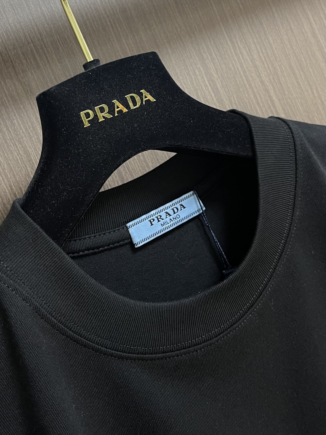 PRADA 2026ss新款前后刺绣logo短袖T恤，采用原板独家定制260克32支双纱纯棉面料质感非常