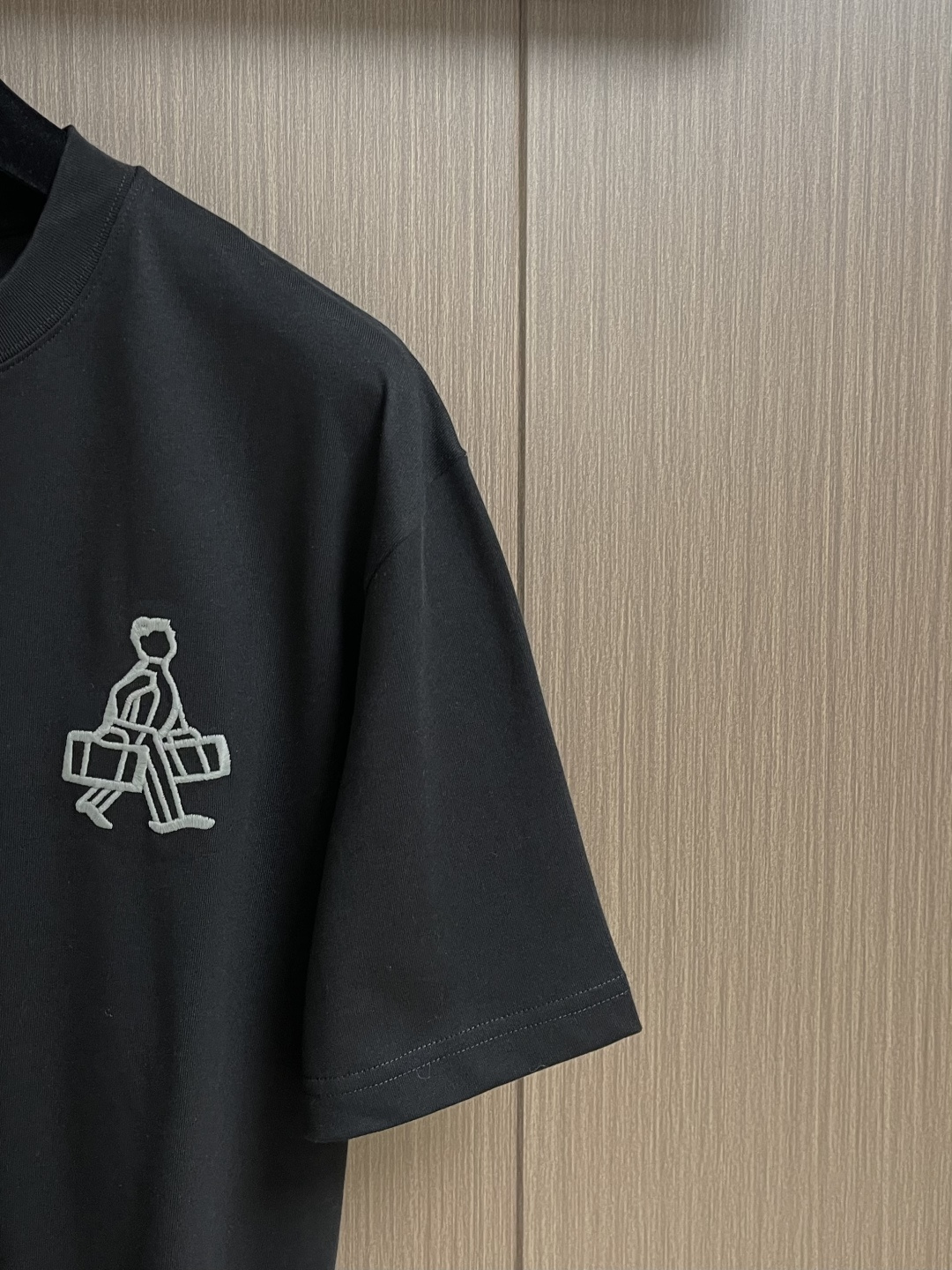 PRADA 2026ss新款前后刺绣logo短袖T恤，采用原板独家定制260克32支双纱纯棉面料质感非常