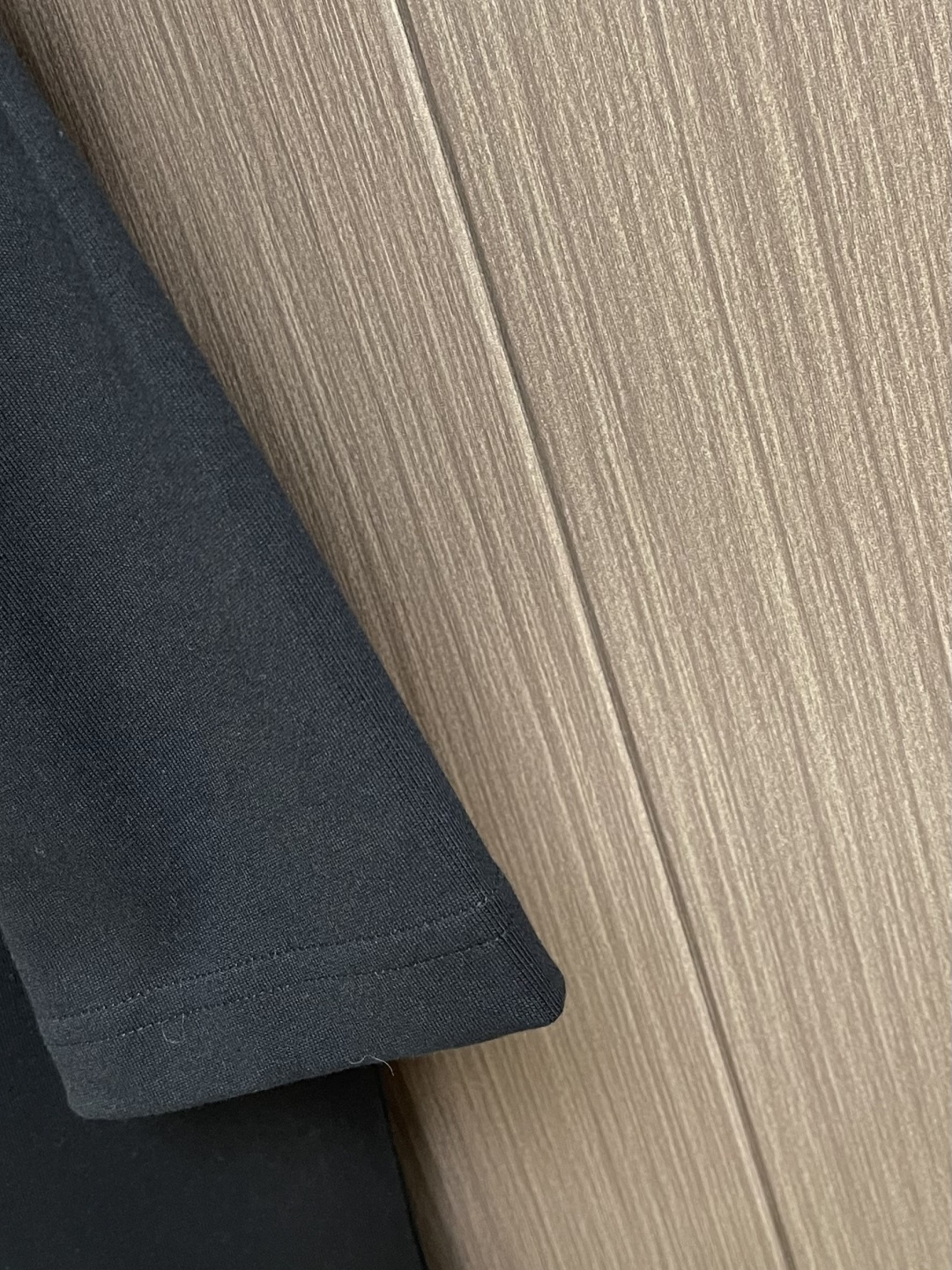 PRADA 2026ss新款前后刺绣logo短袖T恤，采用原板独家定制260克32支双纱纯棉面料质感非常