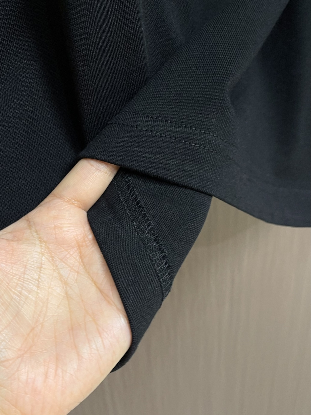 PRADA 2026ss新款前后刺绣logo短袖T恤，采用原板独家定制260克32支双纱纯棉面料质感非常