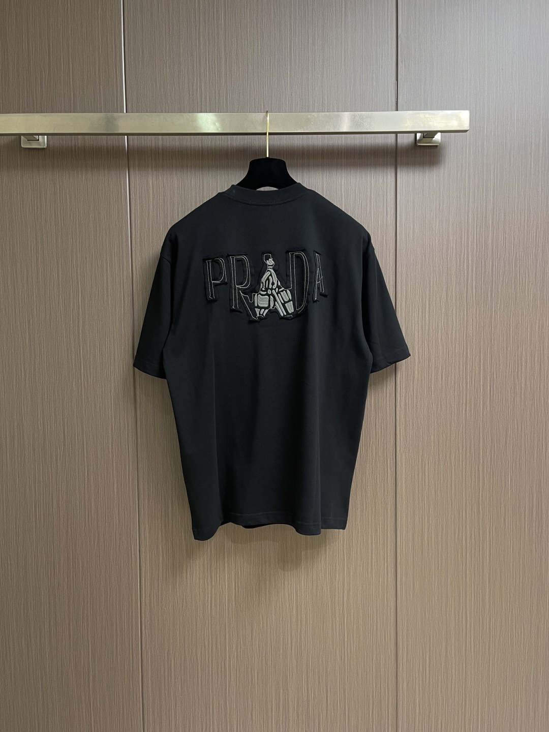 PRADA 2026ss新款前后刺绣logo短袖T恤，采用原板独家定制260克32支双纱纯棉面料质感非常