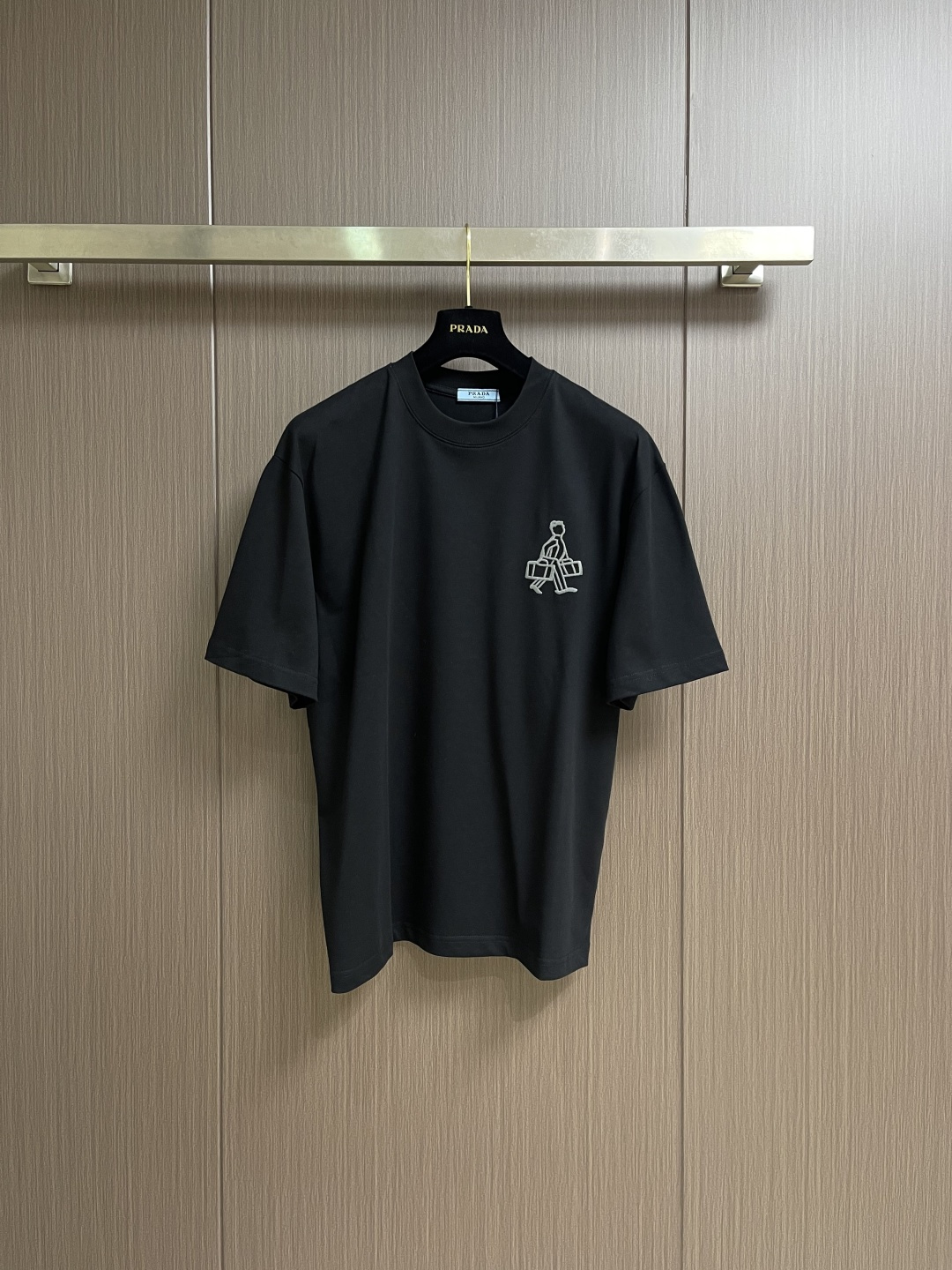 PRADA 2026ss新款前后刺绣logo短袖T恤，采用原板独家定制260克32支双纱纯棉面料质感非常