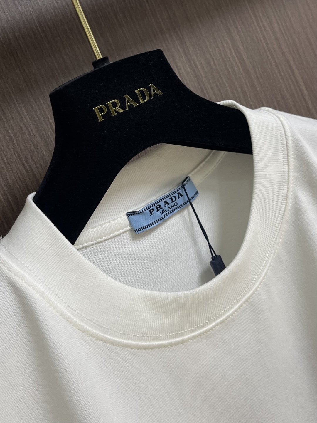 PRADA 2026ss新款前后刺绣logo短袖T恤，采用原板独家定制260克32支双纱纯棉面料质感非常