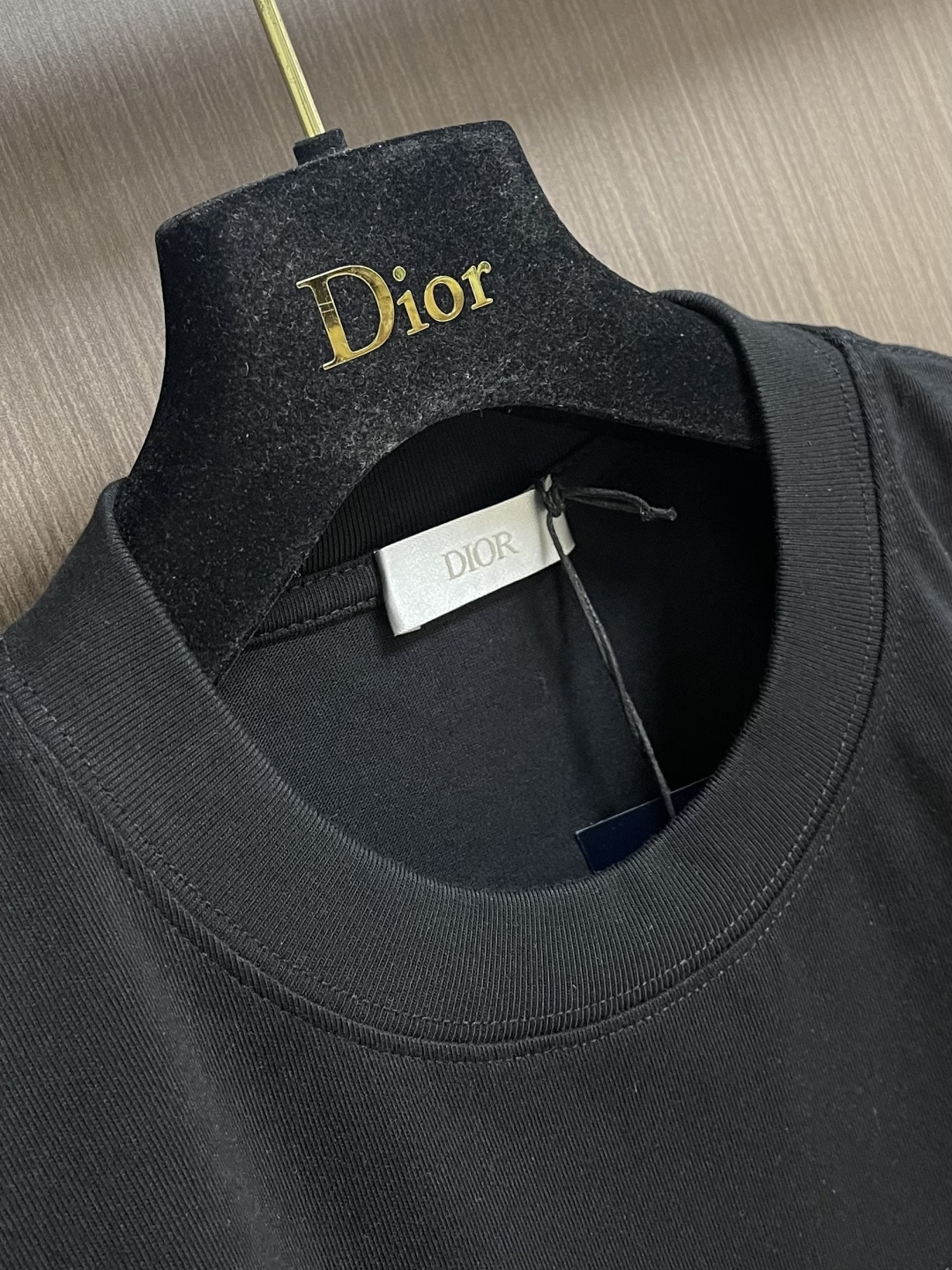 Dior 2026SS早春新款刺绣标识短袖T恤，基础款推荐！百搭战神！字母立体绣花设计．字母logo立体