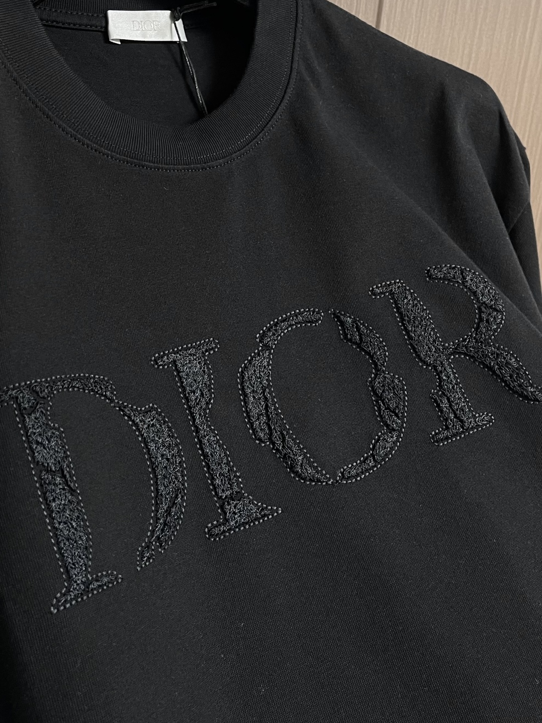 Dior 2026SS早春新款刺绣标识短袖T恤，基础款推荐！百搭战神！字母立体绣花设计．字母logo立体