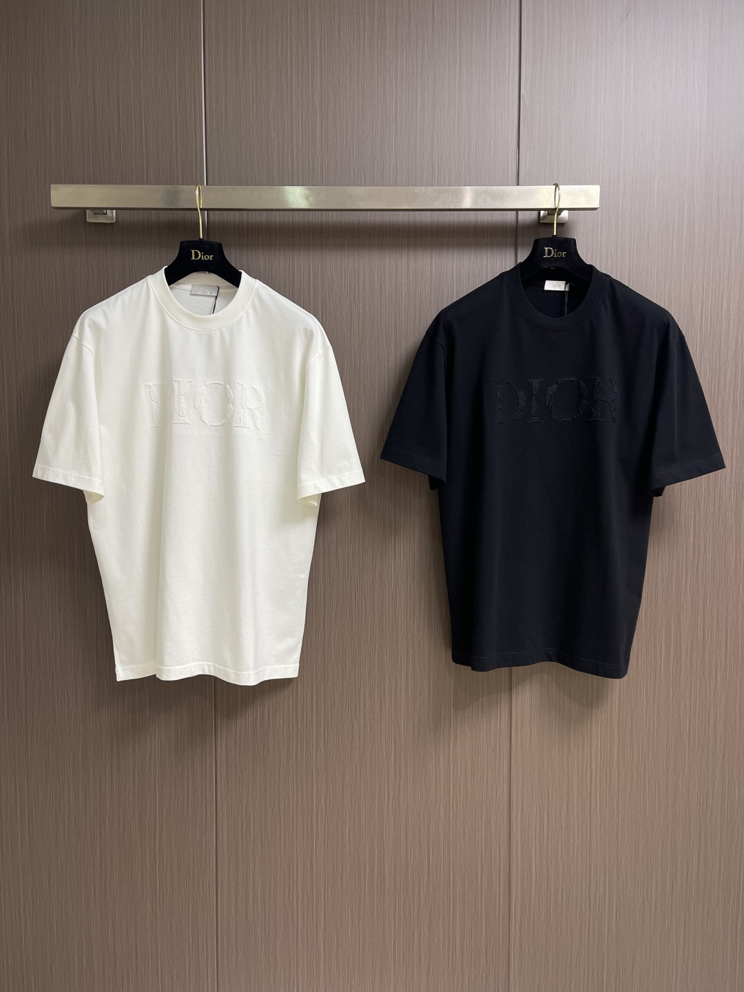 Dior 2026SS早春新款刺绣标识短袖T恤，基础款推荐！百搭战神！字母立体绣花设计．字母logo立体