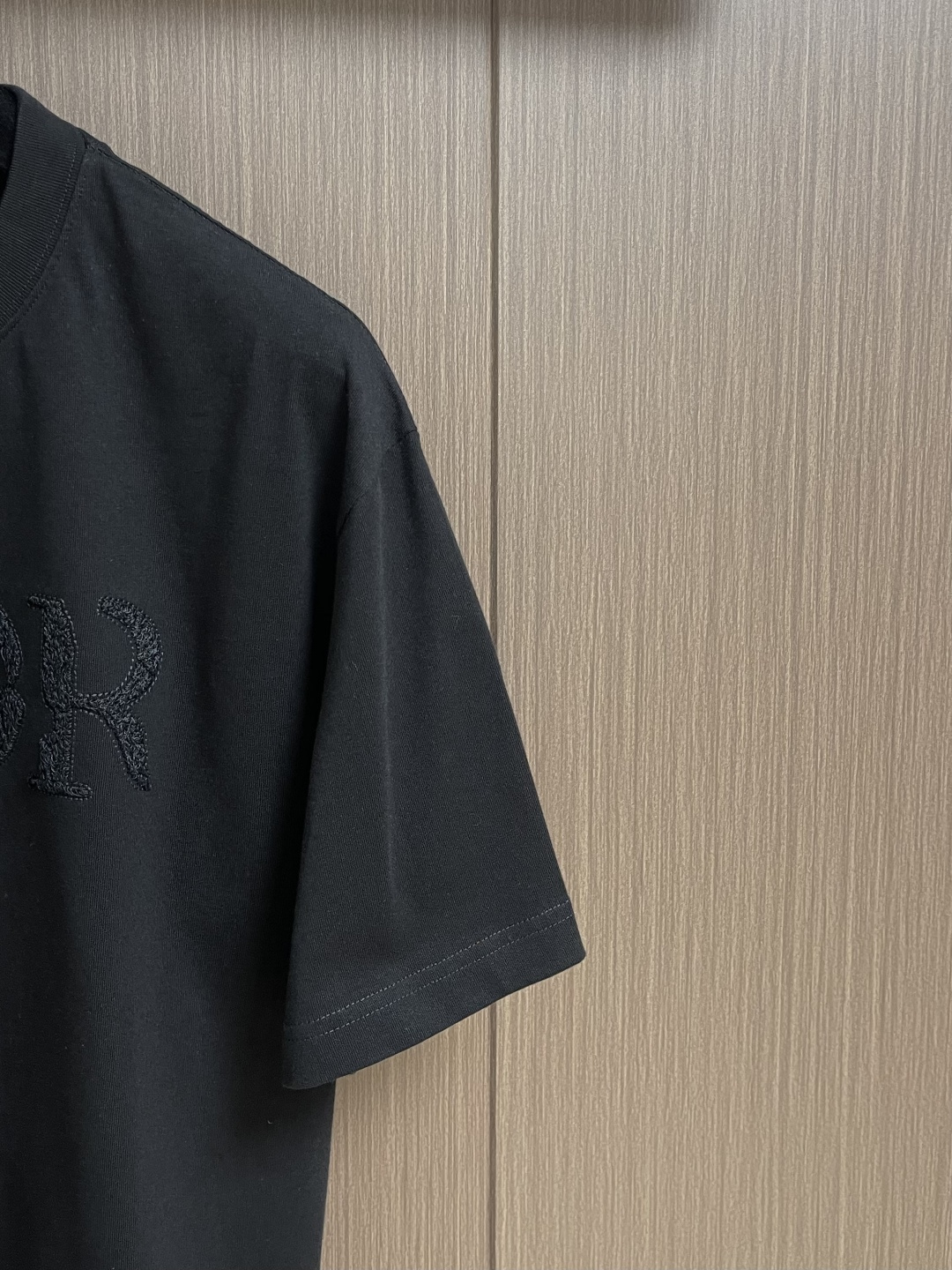 Dior 2026SS早春新款刺绣标识短袖T恤，基础款推荐！百搭战神！字母立体绣花设计．字母logo立体