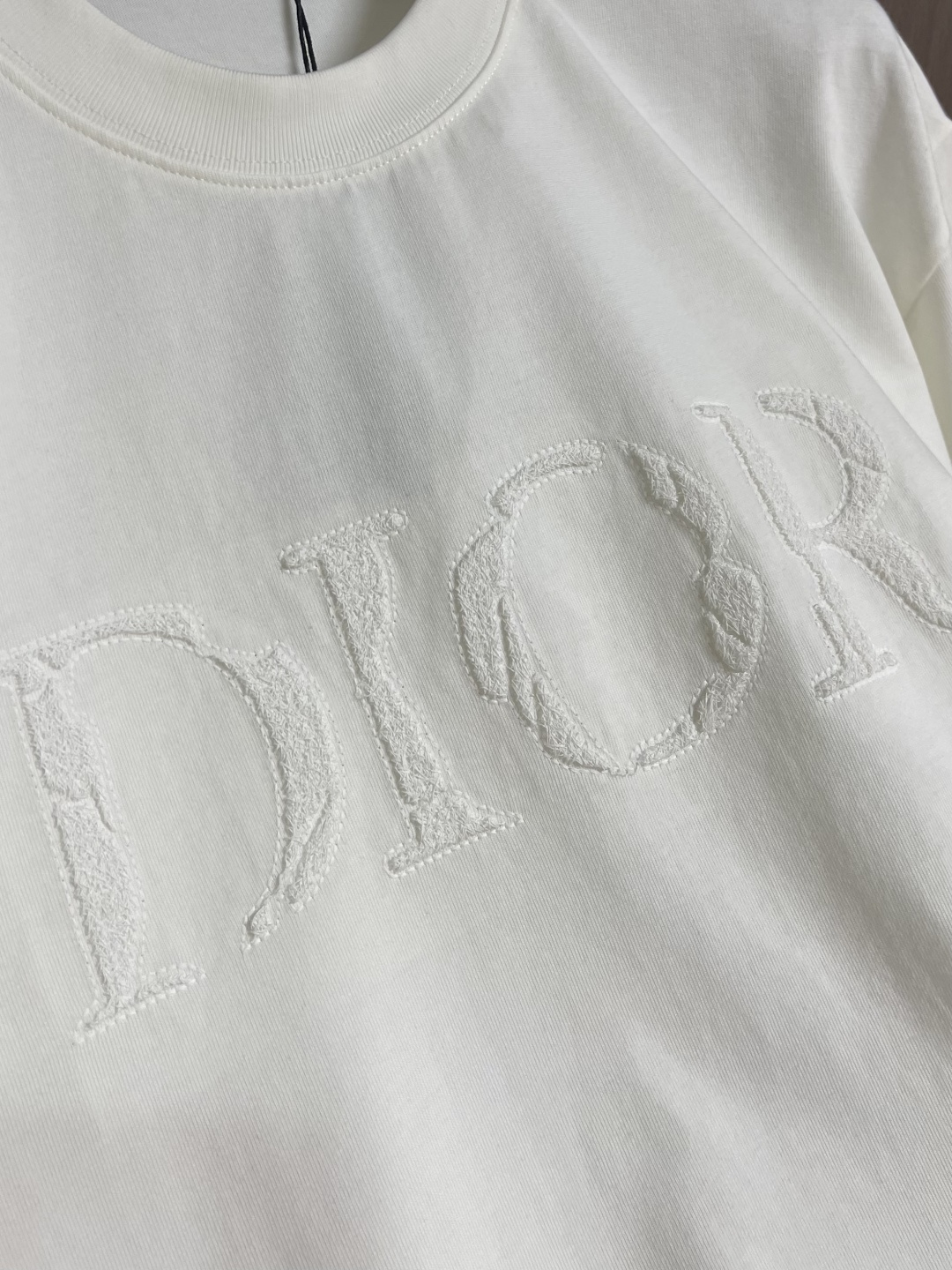 Dior 2026SS早春新款刺绣标识短袖T恤，基础款推荐！百搭战神！字母立体绣花设计．字母logo立体
