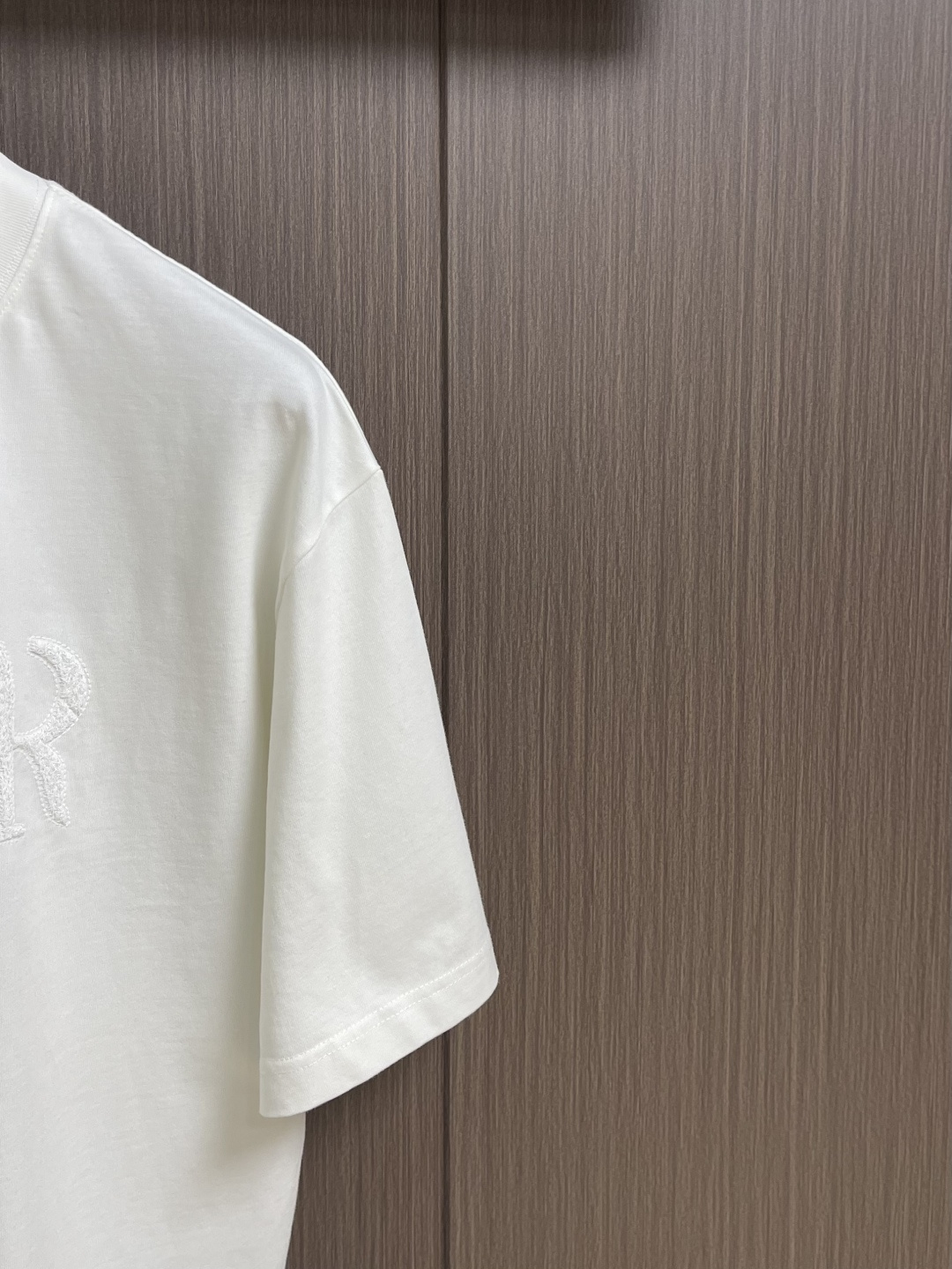 Dior 2026SS早春新款刺绣标识短袖T恤，基础款推荐！百搭战神！字母立体绣花设计．字母logo立体