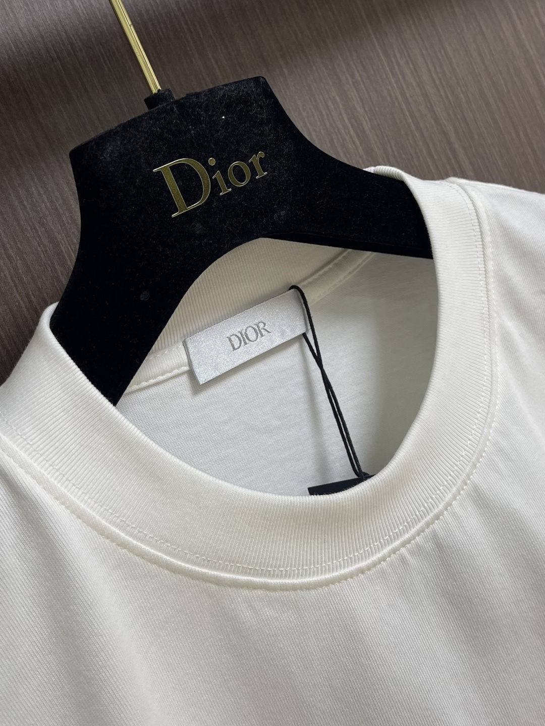 Dior 2026SS早春新款刺绣标识短袖T恤，基础款推荐！百搭战神！字母立体绣花设计．字母logo立体