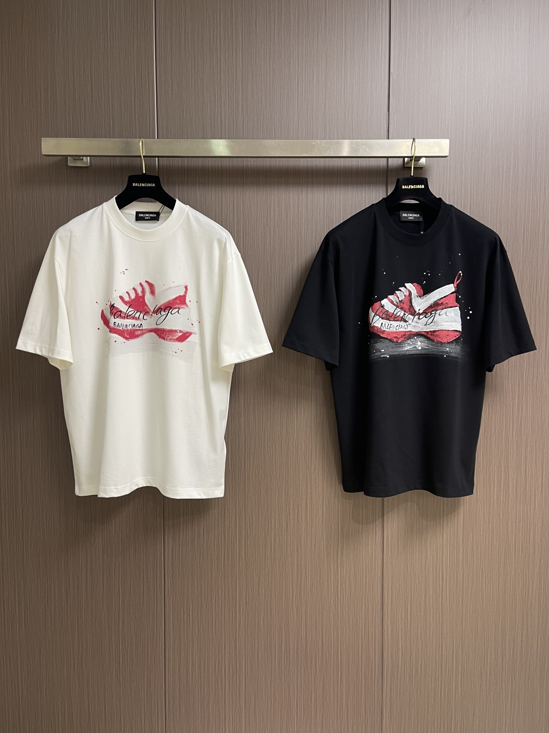 Balenciaga 涂鸦字母logo短袖T恤 独具时尚创意的涂鸦图案 休闲宽松版型 适合各种身材 上身