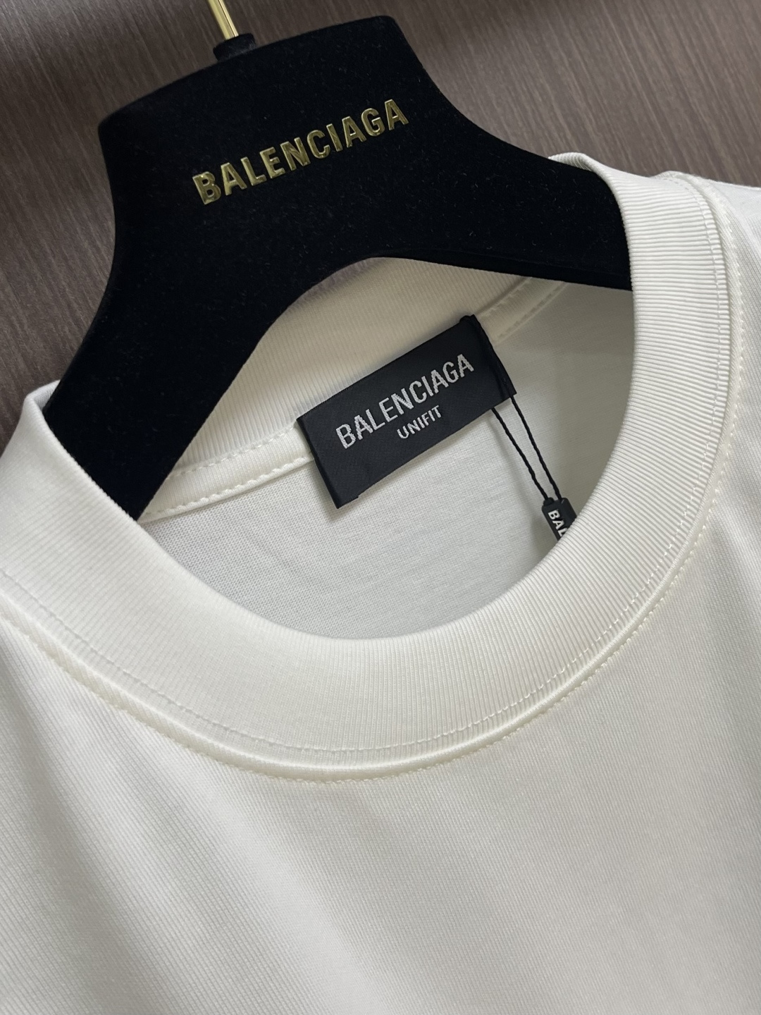 Balenciaga 前后刺绣字母logo标识短袖T恤，百分百定织定染纯棉面料 整体洗水做旧工艺 手感柔