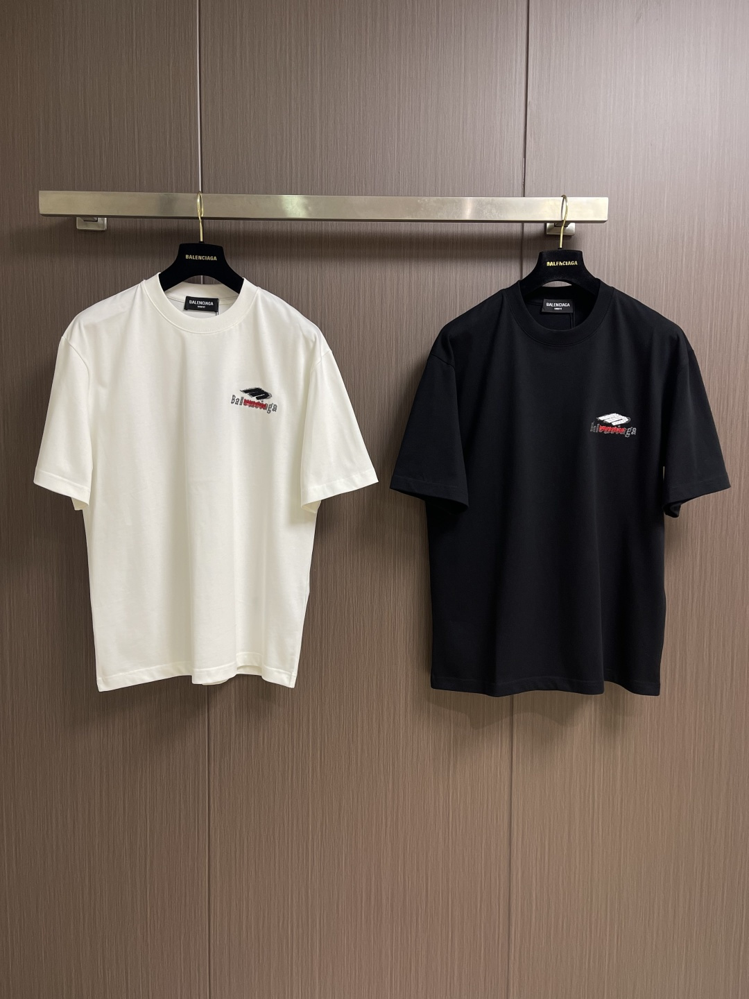 Balenciaga 刺绣logo圆领短袖T恤，定织定染百分百纯棉双股面料 成衣洗水 前幅高清扫描图案完