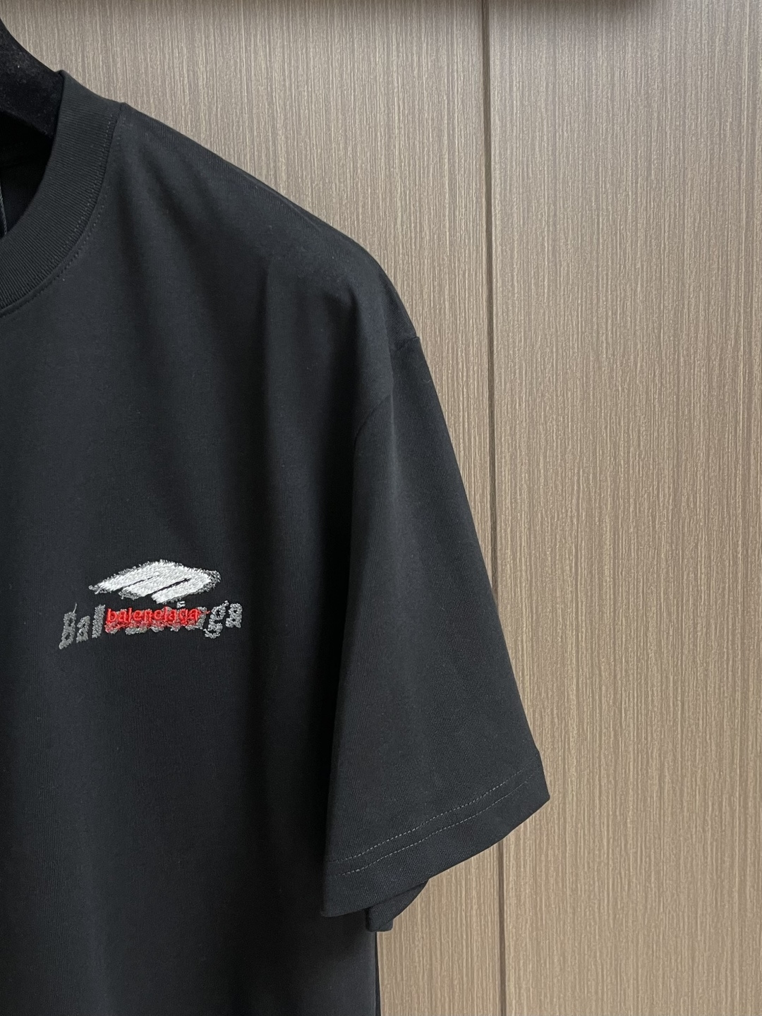 Balenciaga 刺绣logo圆领短袖T恤，定织定染百分百纯棉双股面料 成衣洗水 前幅高清扫描图案完