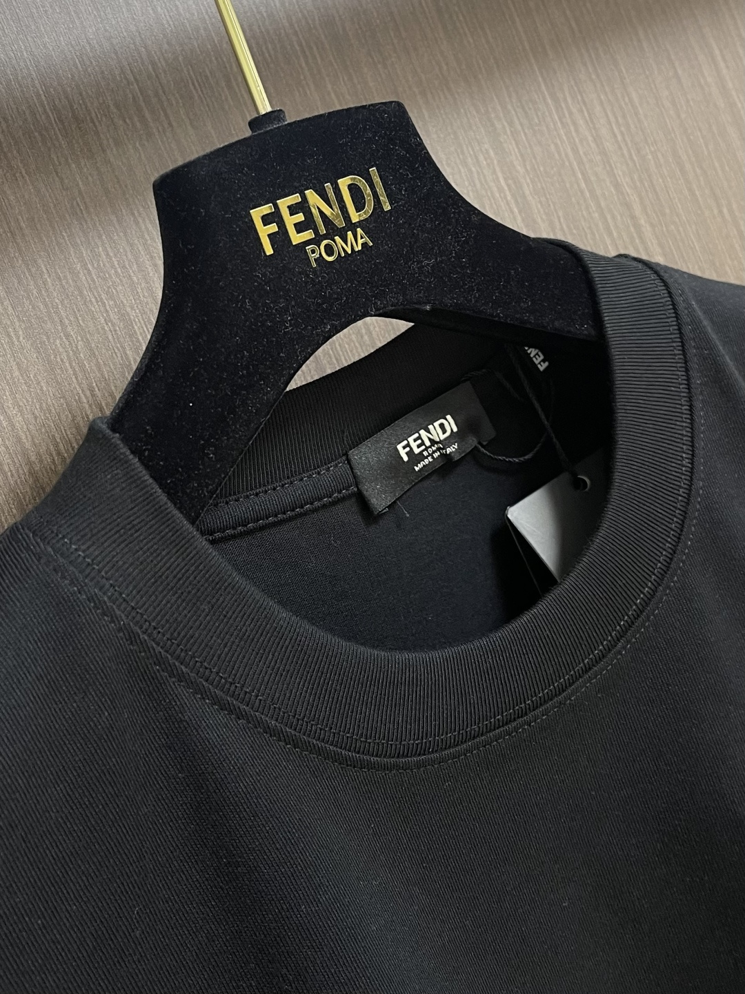 Fendi 2026ss早春新款小狗刺绣章仔短袖T恤，轻奢主义，男女日常通勤穿搭必备单品，320克100