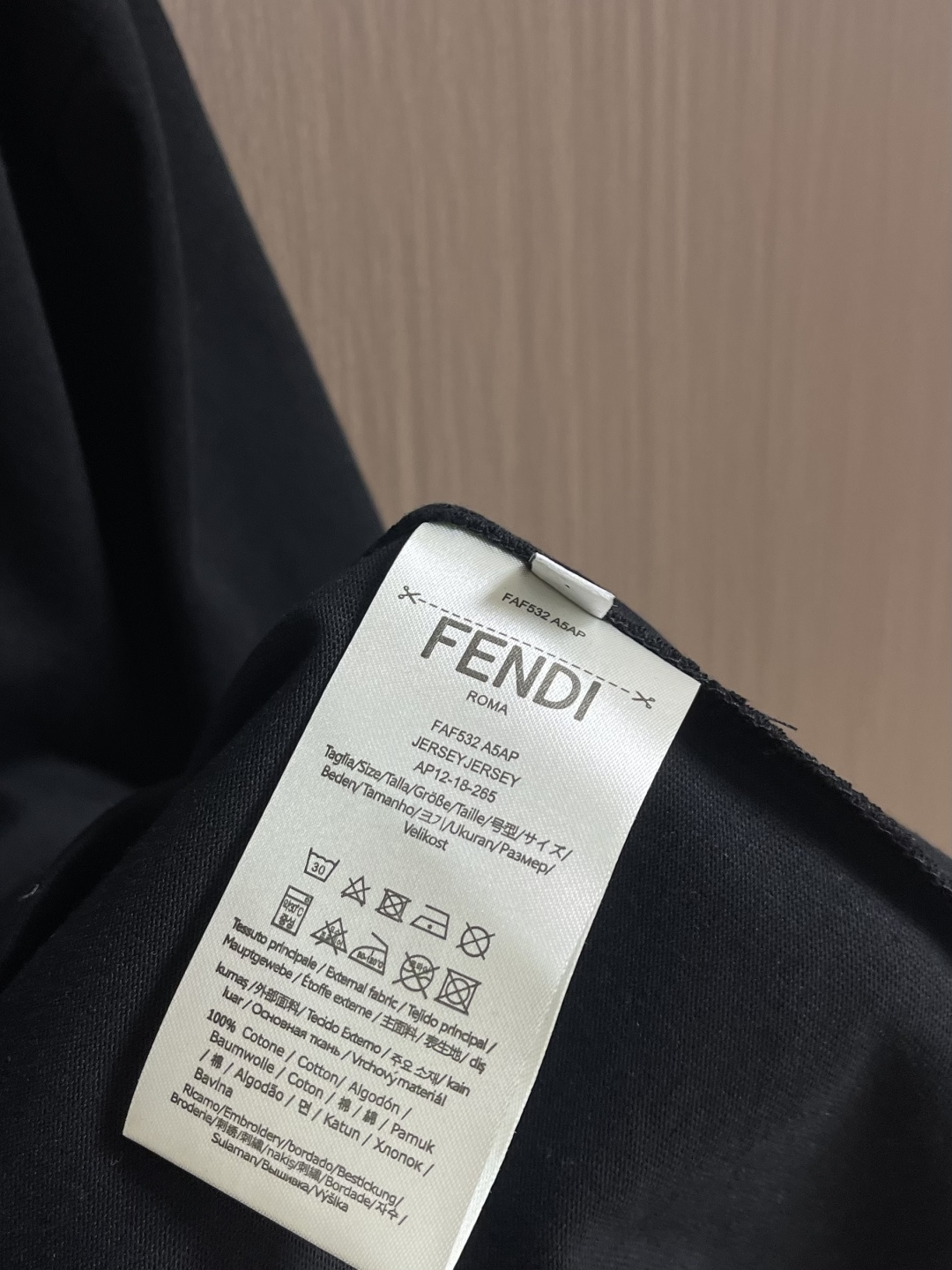 Fendi 2026ss早春新款小狗刺绣章仔短袖T恤，轻奢主义，男女日常通勤穿搭必备单品，320克100