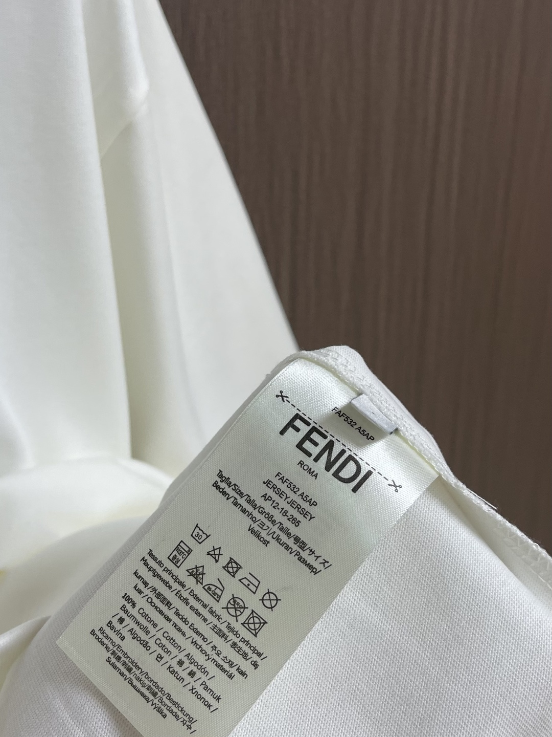 Fendi 2026ss早春新款小狗刺绣章仔短袖T恤，轻奢主义，男女日常通勤穿搭必备单品，320克100