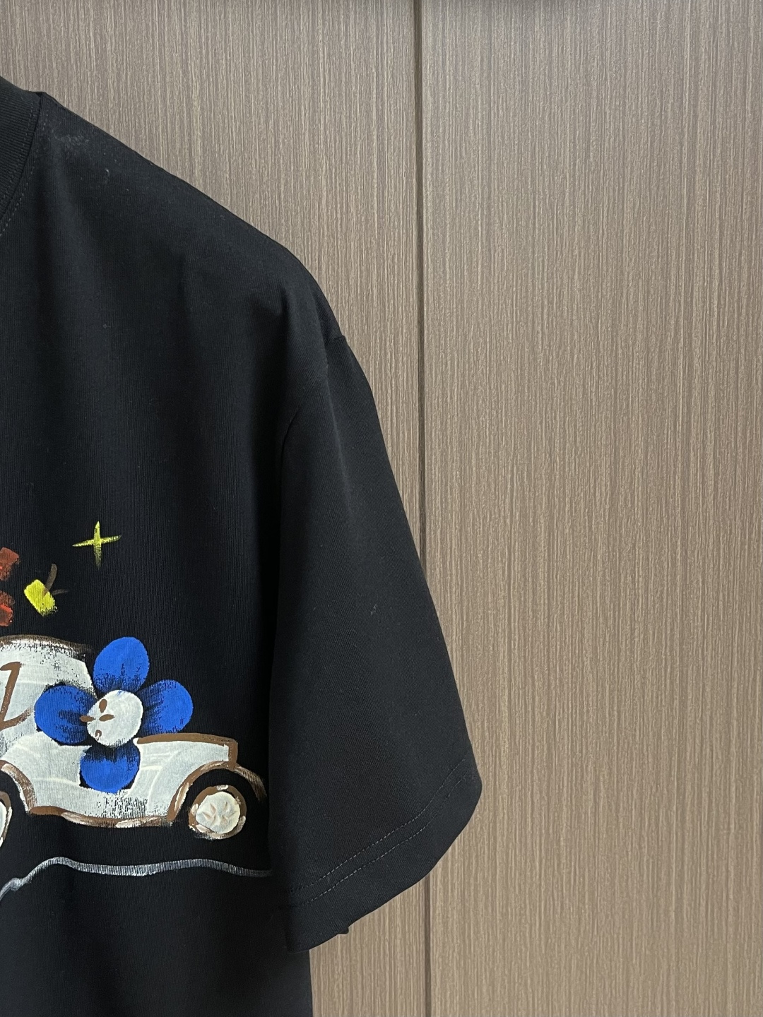 LV 2026SS 限定新品涂鸦logo印花短袖T恤，基础简约百搭款式，面料采用是高克重的针织棉布料，柔