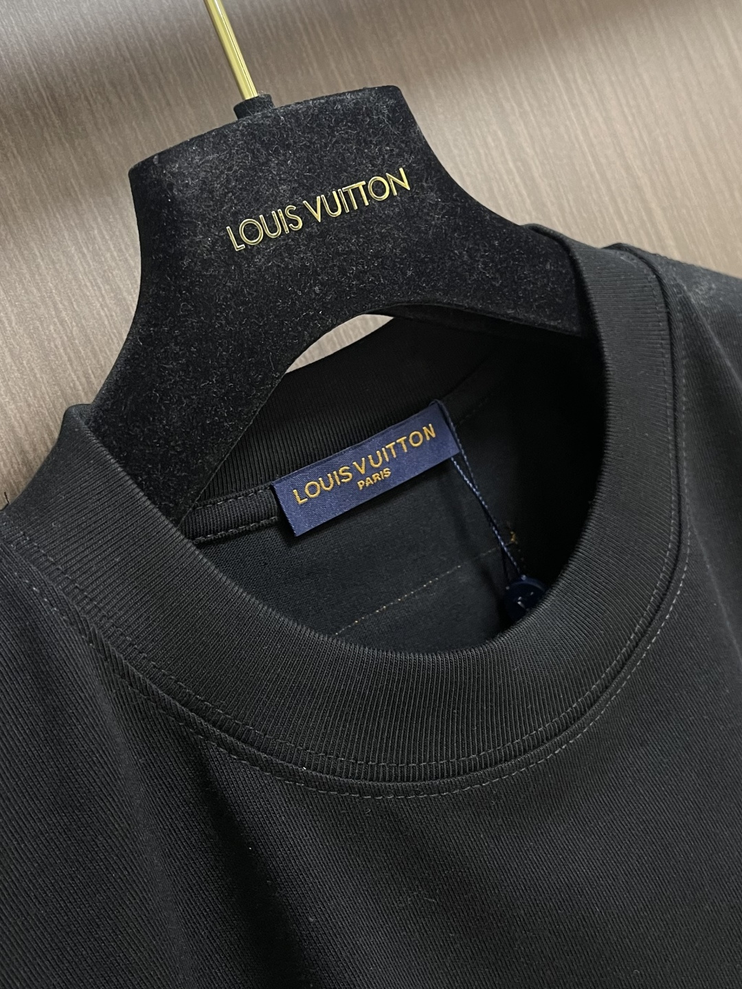 LV 2026SS 限定新品涂鸦logo印花短袖T恤，基础简约百搭款式，面料采用是高克重的针织棉布料，柔