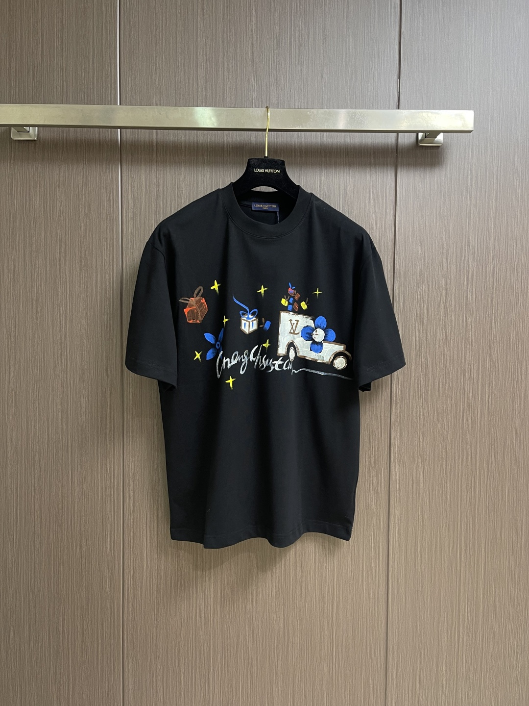 LV 2026SS 限定新品涂鸦logo印花短袖T恤，基础简约百搭款式，面料采用是高克重的针织棉布料，柔