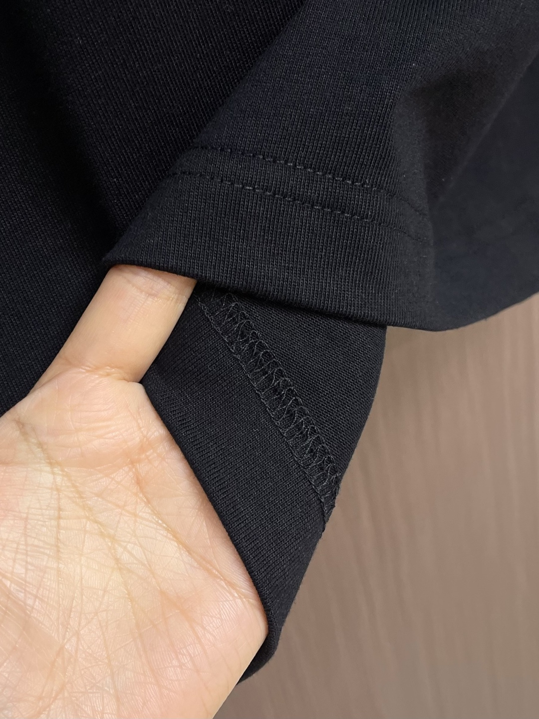 LV 2026SS 限定新品涂鸦logo印花短袖T恤，基础简约百搭款式，面料采用是高克重的针织棉布料，柔