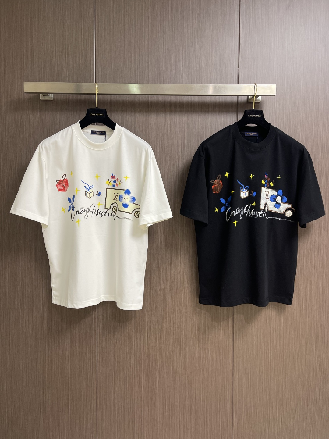 LV 2026SS 限定新品涂鸦logo印花短袖T恤，基础简约百搭款式，面料采用是高克重的针织棉布料，柔