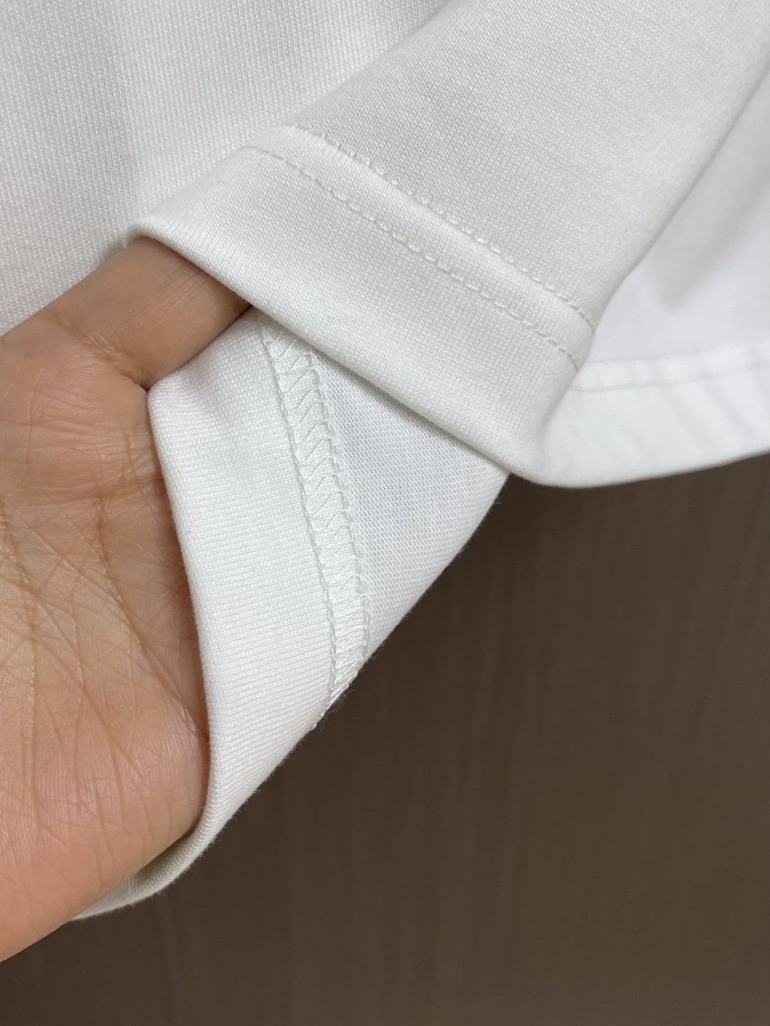 LV 2026SS 限定新品涂鸦logo印花短袖T恤，基础简约百搭款式，面料采用是高克重的针织棉布料，柔