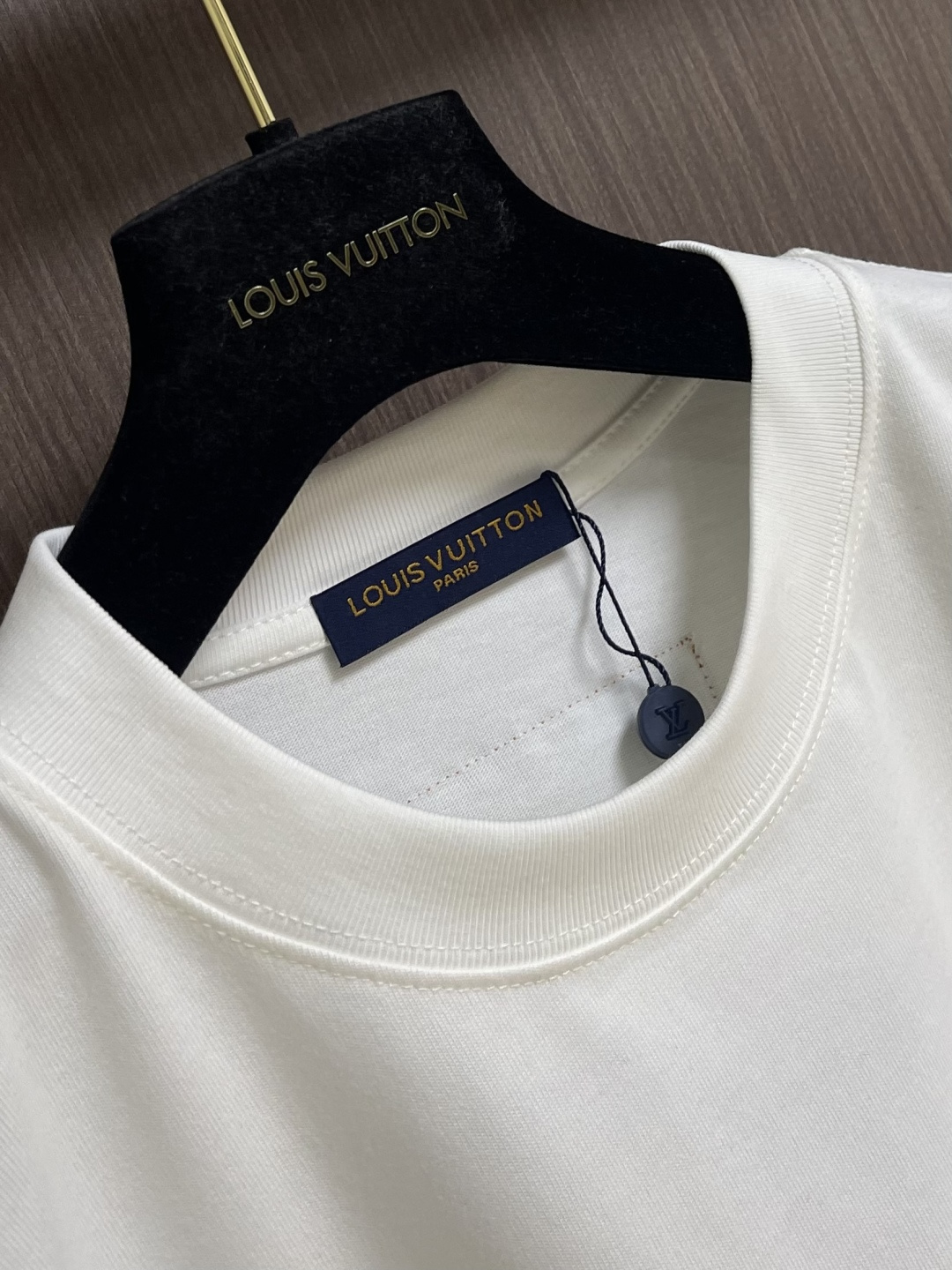 LV 2026SS 限定新品涂鸦logo印花短袖T恤，基础简约百搭款式，面料采用是高克重的针织棉布料，柔