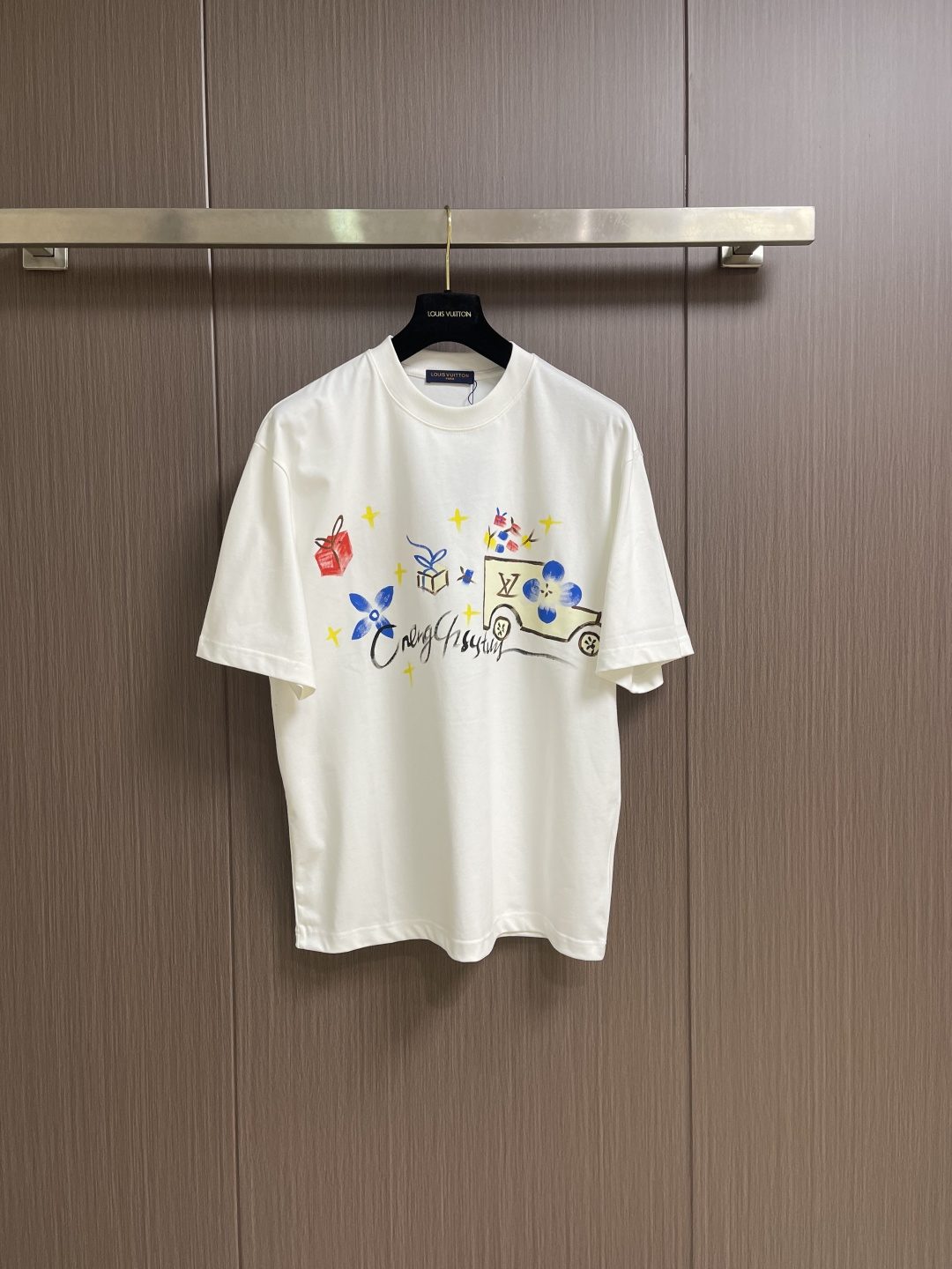 LV 2026SS 限定新品涂鸦logo印花短袖T恤，基础简约百搭款式，面料采用是高克重的针织棉布料，柔