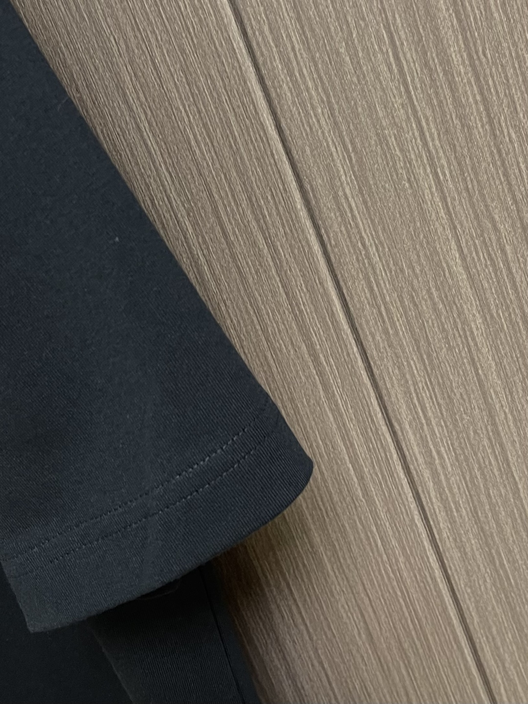 LV 2026ss 早春印花logo纯棉质阔版圆领男士短袖t恤，新季新推系列将标识巧妙融入设计，塑就一系