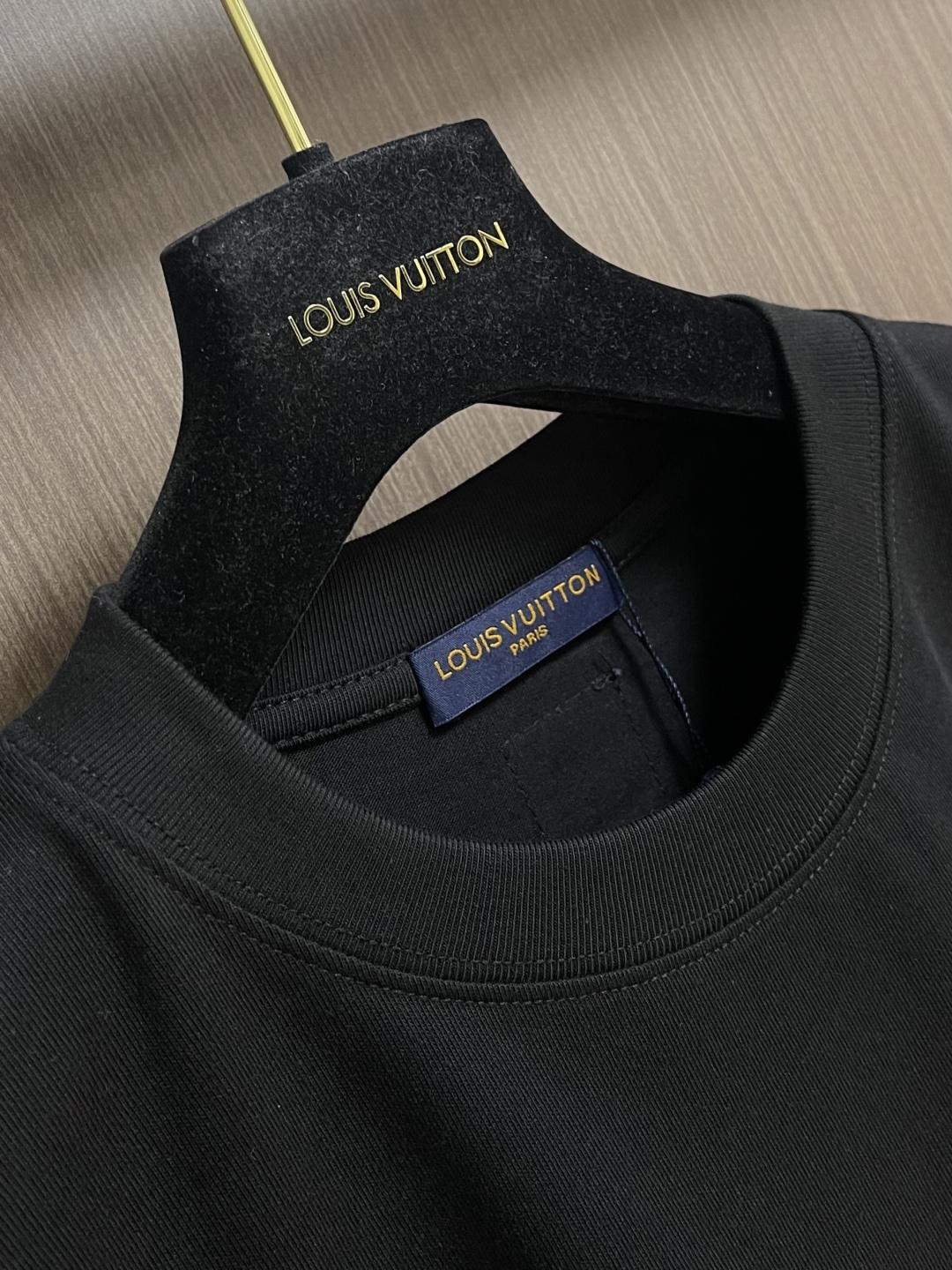 LV 2026ss 早春印花logo纯棉质阔版圆领男士短袖t恤，新季新推系列将标识巧妙融入设计，塑就一系