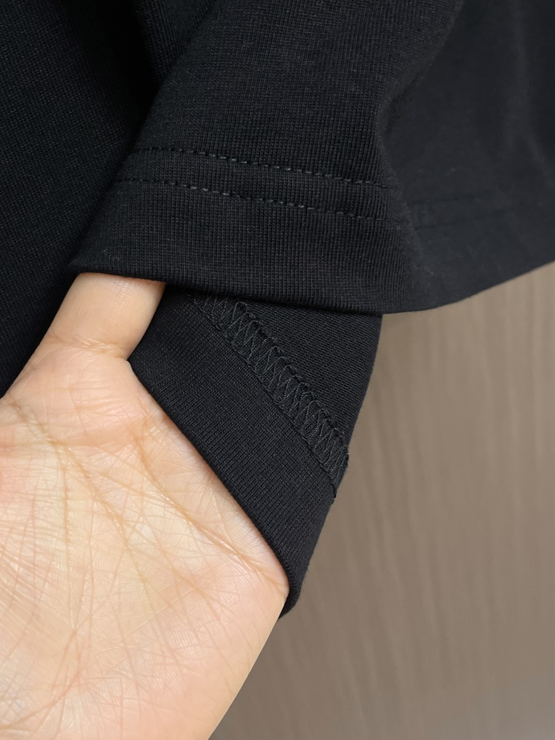 LV 2026ss 早春印花logo纯棉质阔版圆领男士短袖t恤，新季新推系列将标识巧妙融入设计，塑就一系