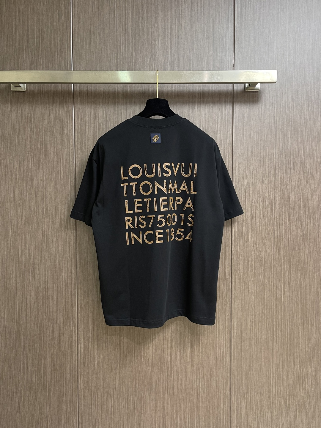 LV 2026ss 早春印花logo纯棉质阔版圆领男士短袖t恤，新季新推系列将标识巧妙融入设计，塑就一系